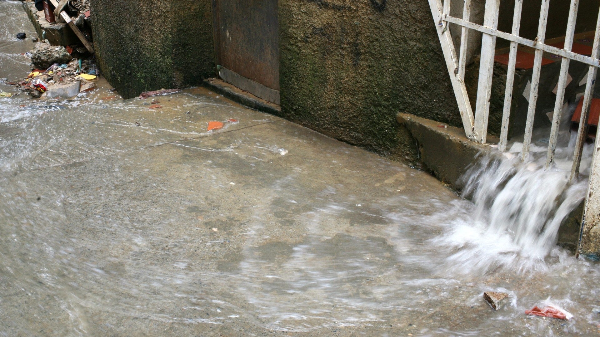 Fuerte lluvia cae en la calle de un barrio popular del centro de Caracas (Venezuela) - EFE