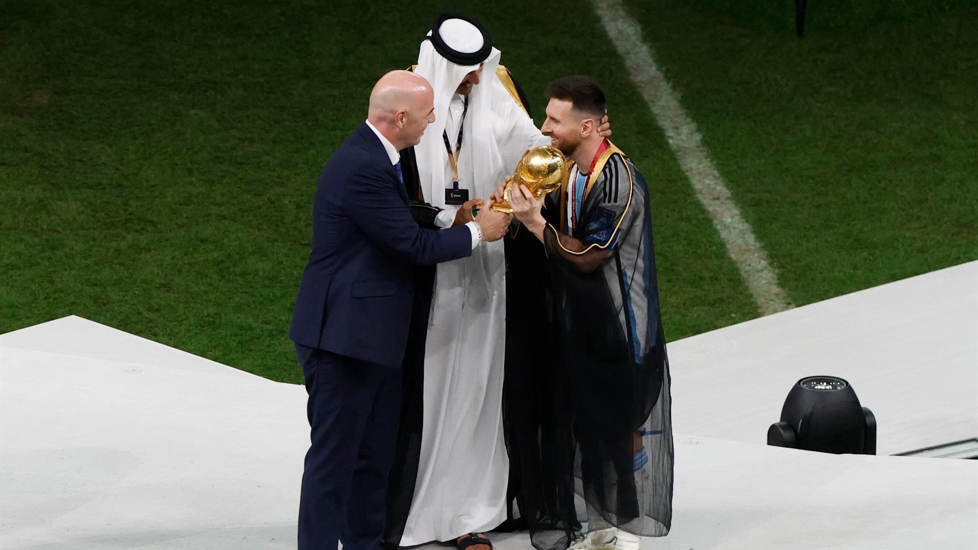 Lionel Messi junto a Gianni Infantino - Foto: EFE
