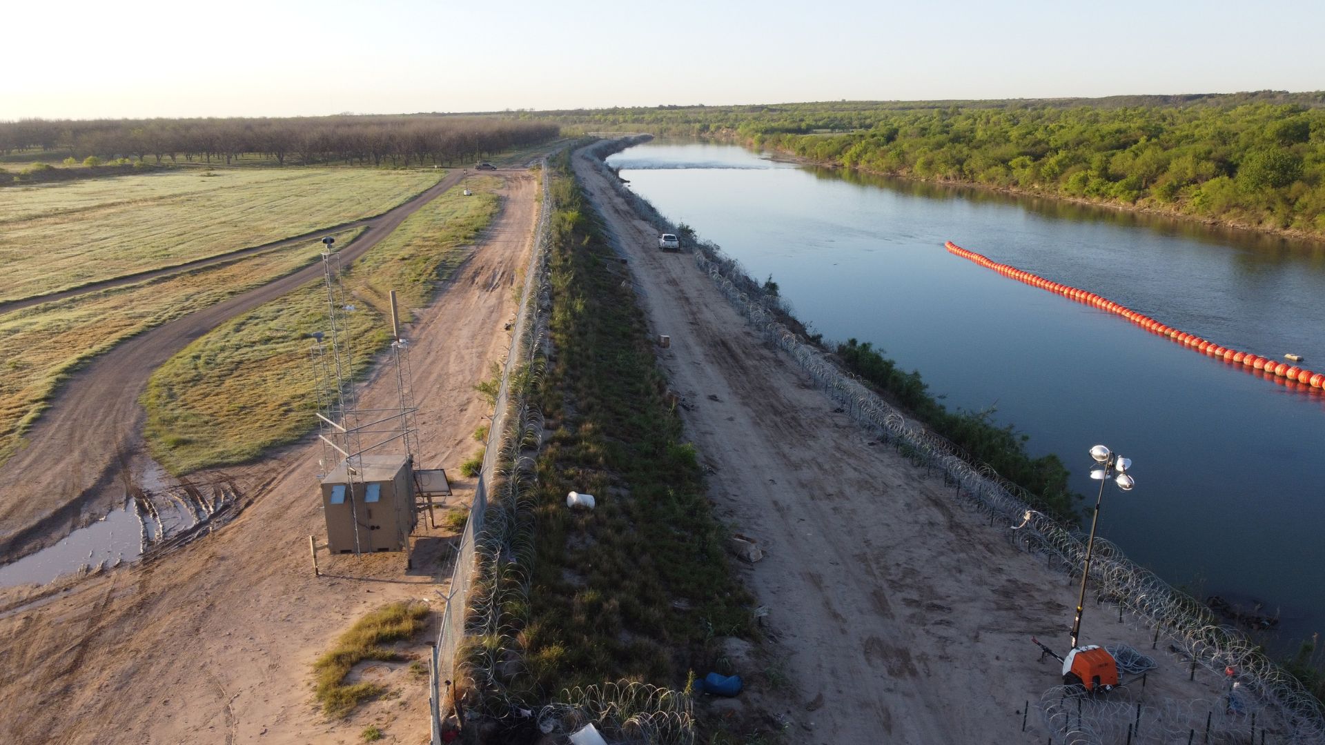 Boyas en la frontera sur | Foto: EFE