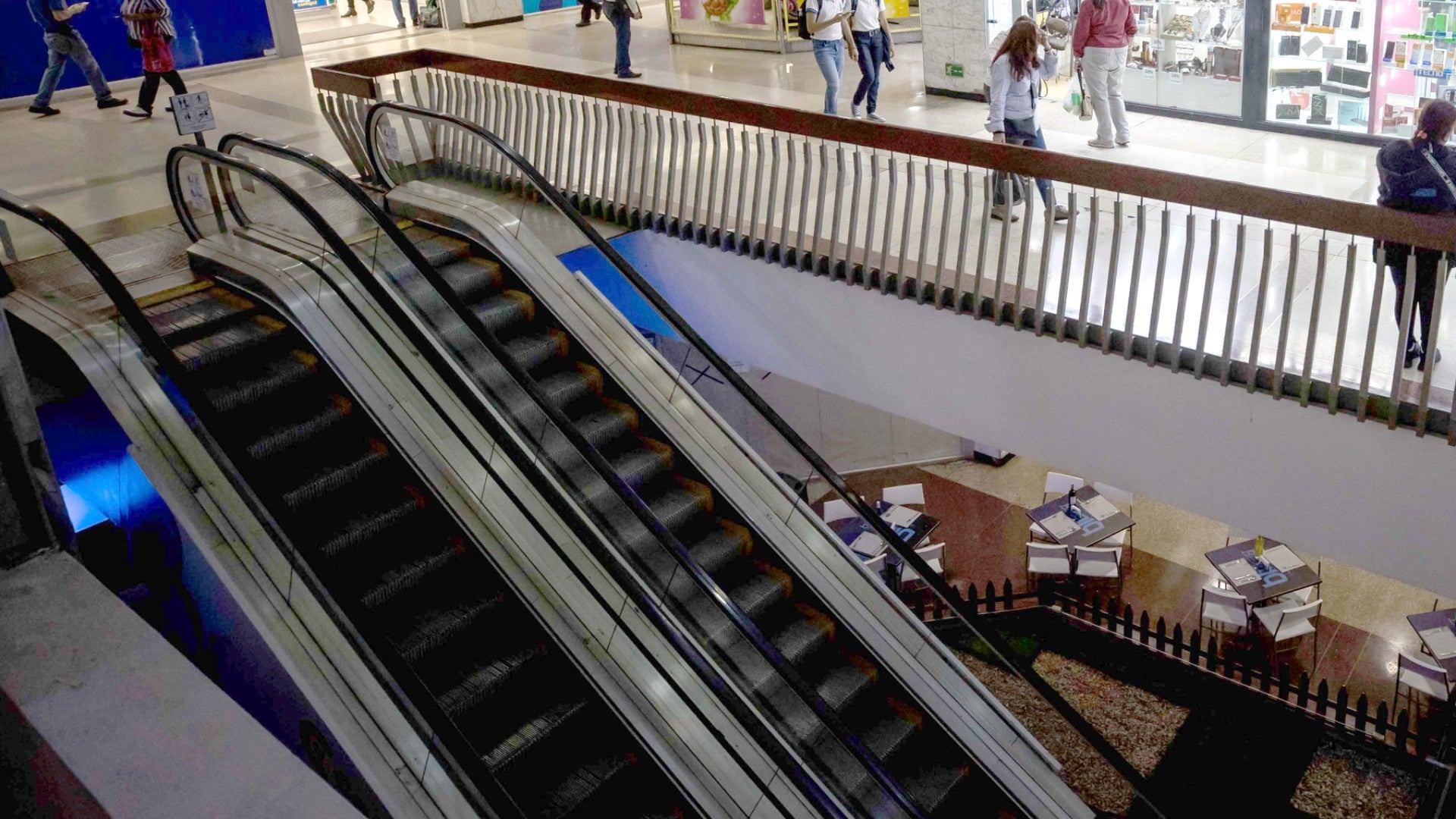 Personas caminan por pasillos de un centro comercial en Caracas (Venezuela) - Foto de referencia: EFE