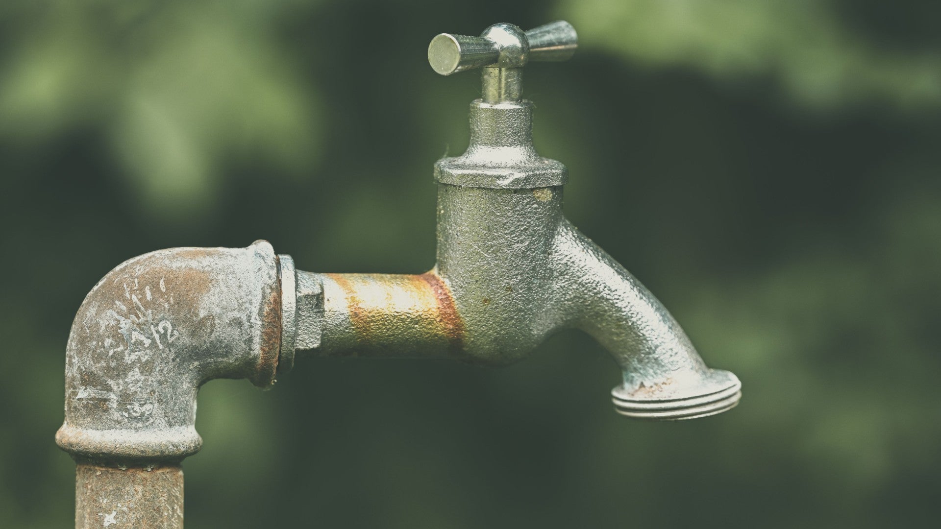 Primer plano de un grifo oxidado al aire libre - Foto de referencia: pexels