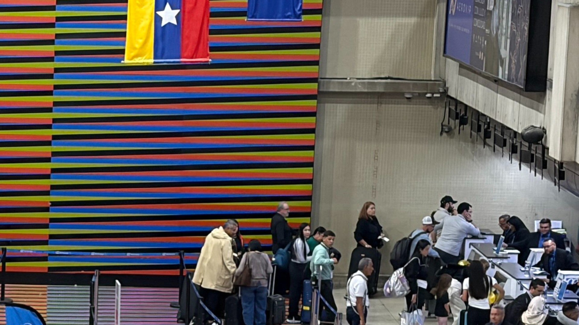 Personas en el Aeropuerto Internacional Simón Bolívar en Maiquetía (Venezuela) - Foto de referencia: EFE
