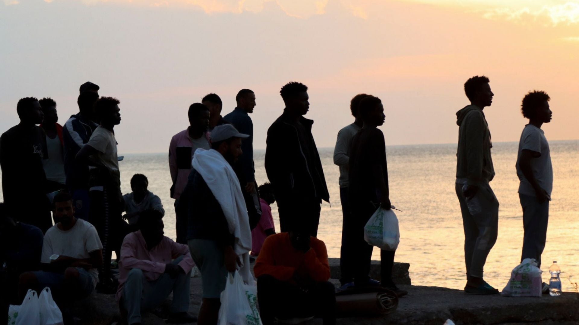 Migrantes son desalojados de la playa del Trampolín en Ceuta-Foto: EFE