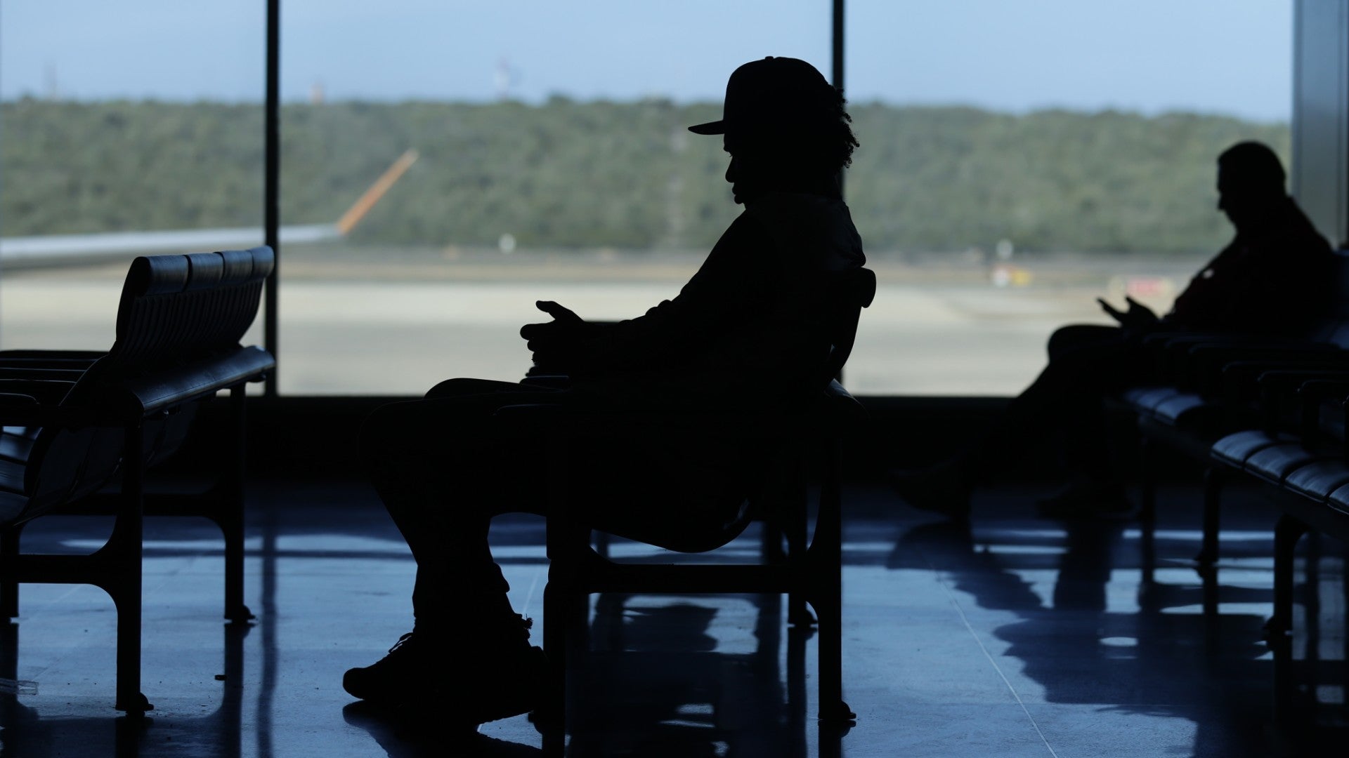Personas esperan en el Aeropuerto Internacional Simón Bolívar (Venezuela) - Foto: EFE