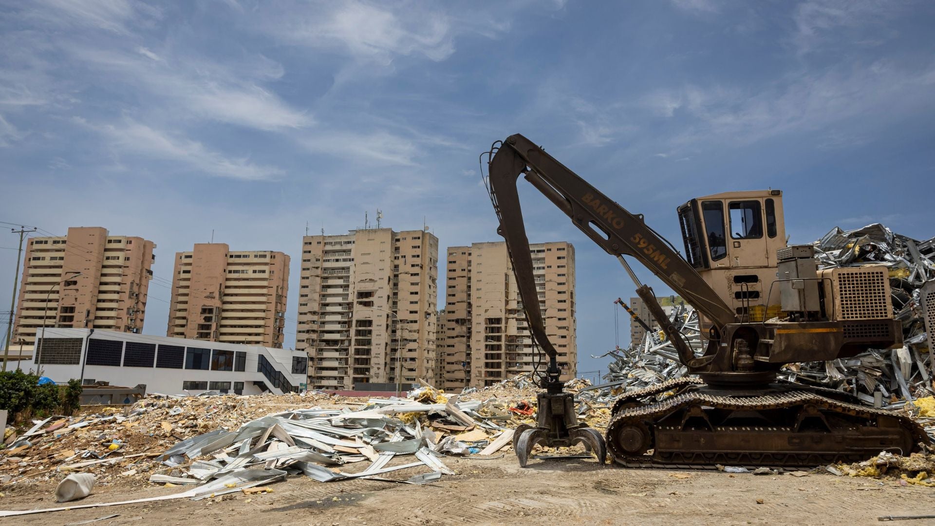 Máquina de recolección de escombros trabajando en una zona afectada por los terremotos registrados en Venezuela - Foto: EFE