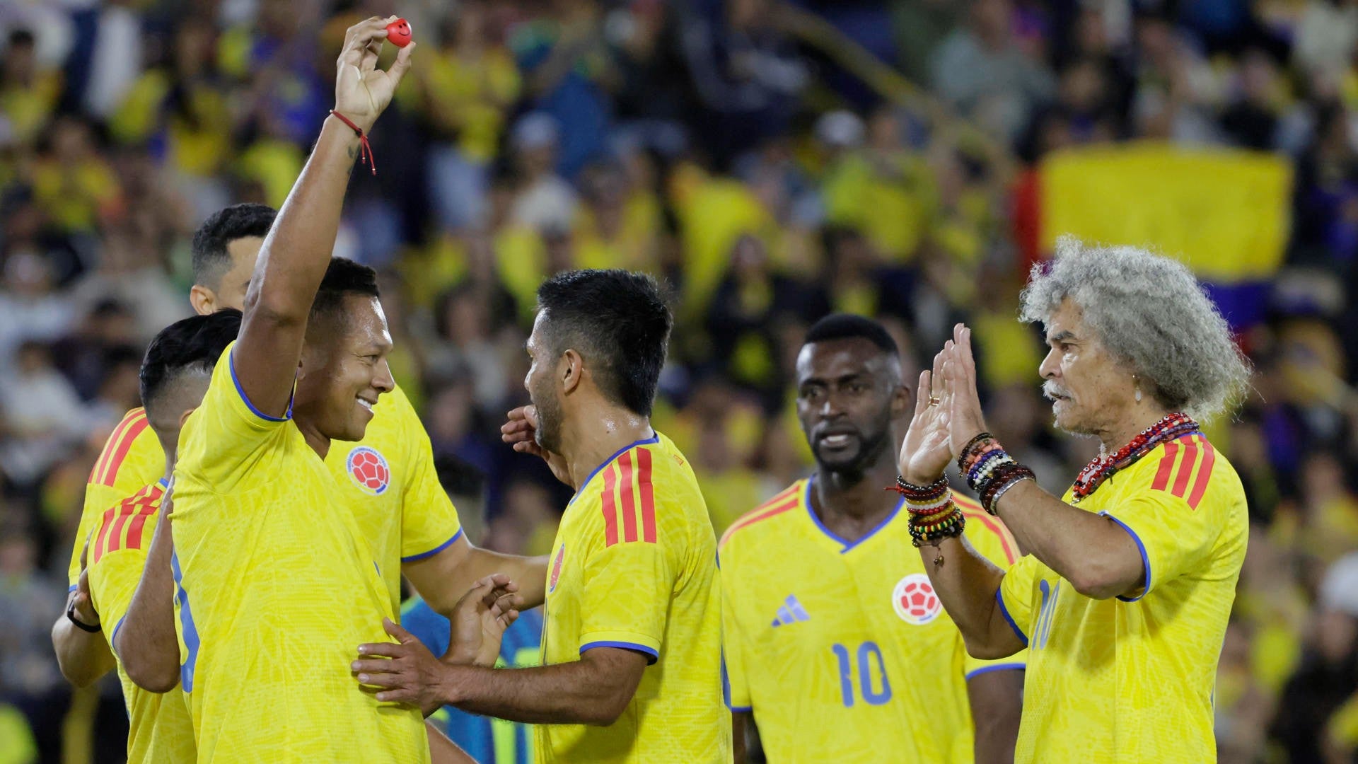 Jugadores en partido benéfico por víctimas de terremoto en Colombia (EFE)