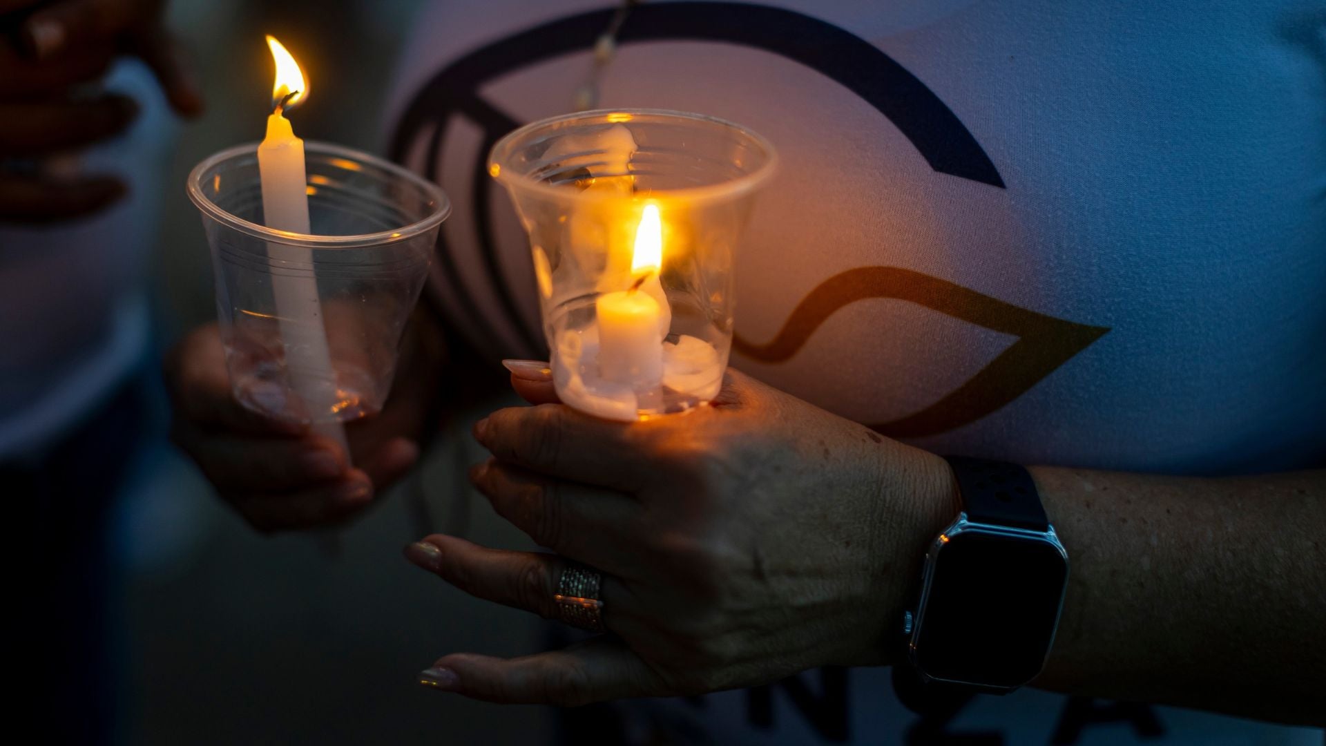 Una persona sostiene velas durante una vigilia por los presos políticos-Foto: EFE