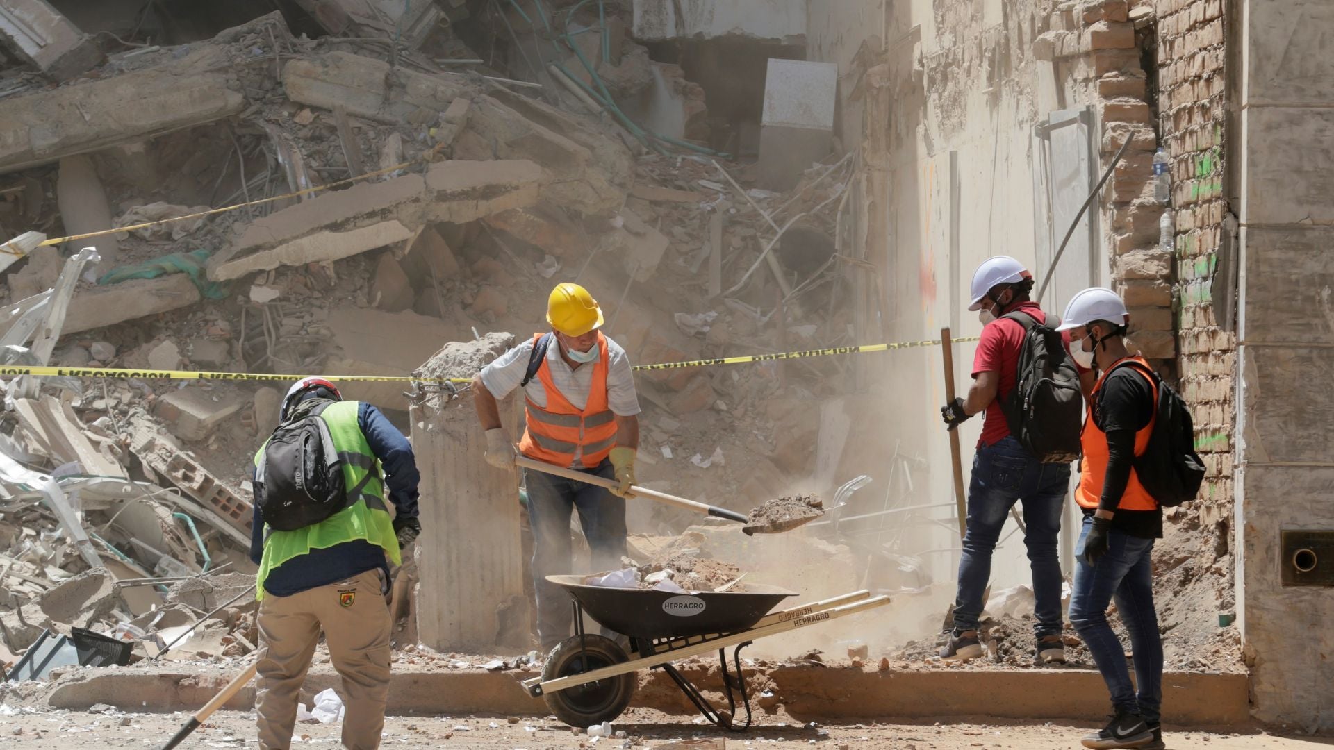 Personas recogen escombros de una edificación destruida por el terremoto de magnitud 7,4, cerca a la Plaza de Bolívar de Pereira-Foto: EFE