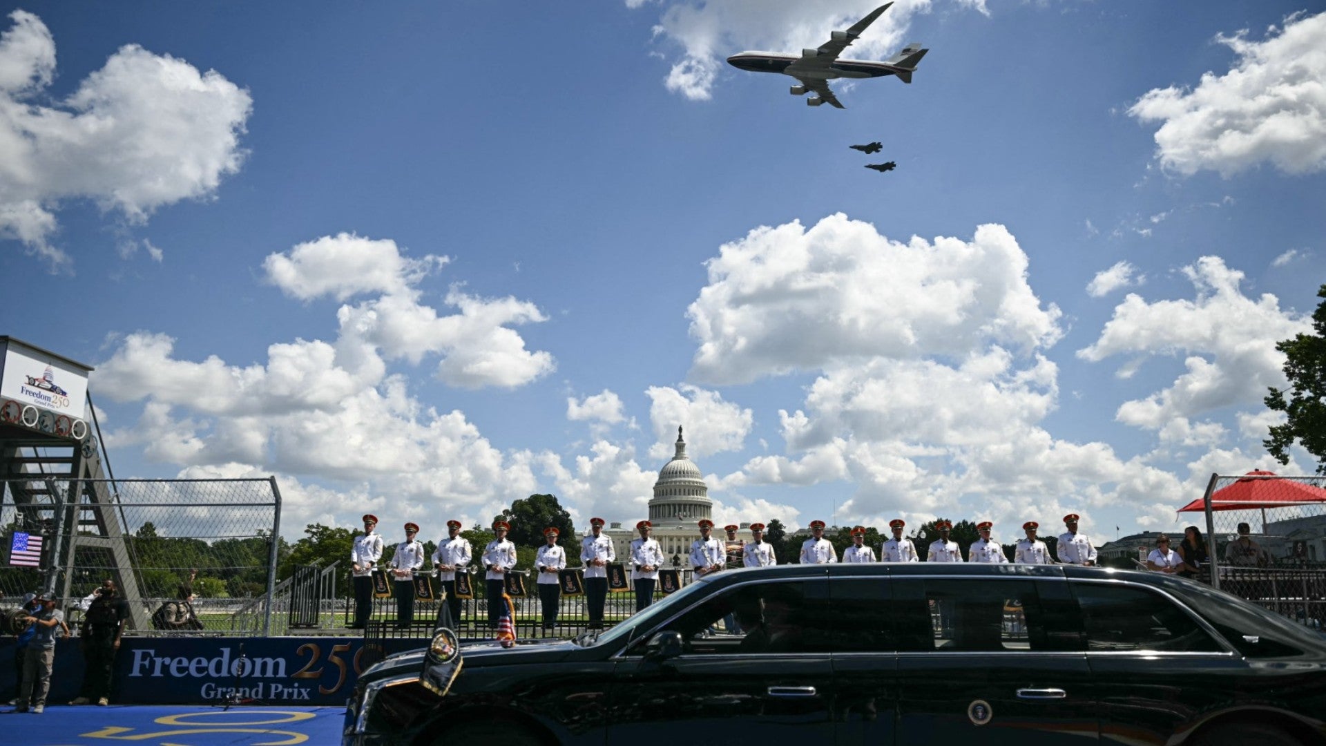 Sobrevuelo mientras Trump hace recorrido con su limusina. (AFP)