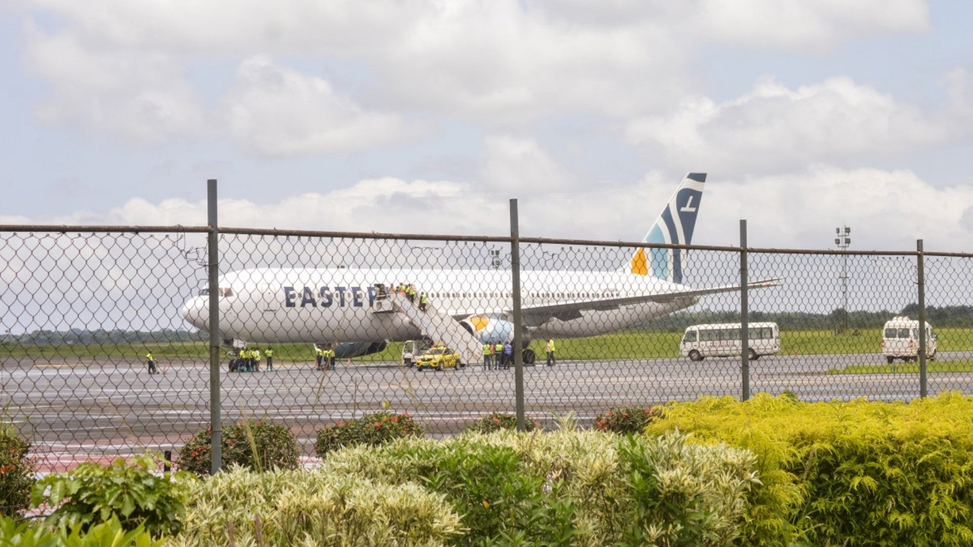 Avión con deportados en Liberia. (AFP)