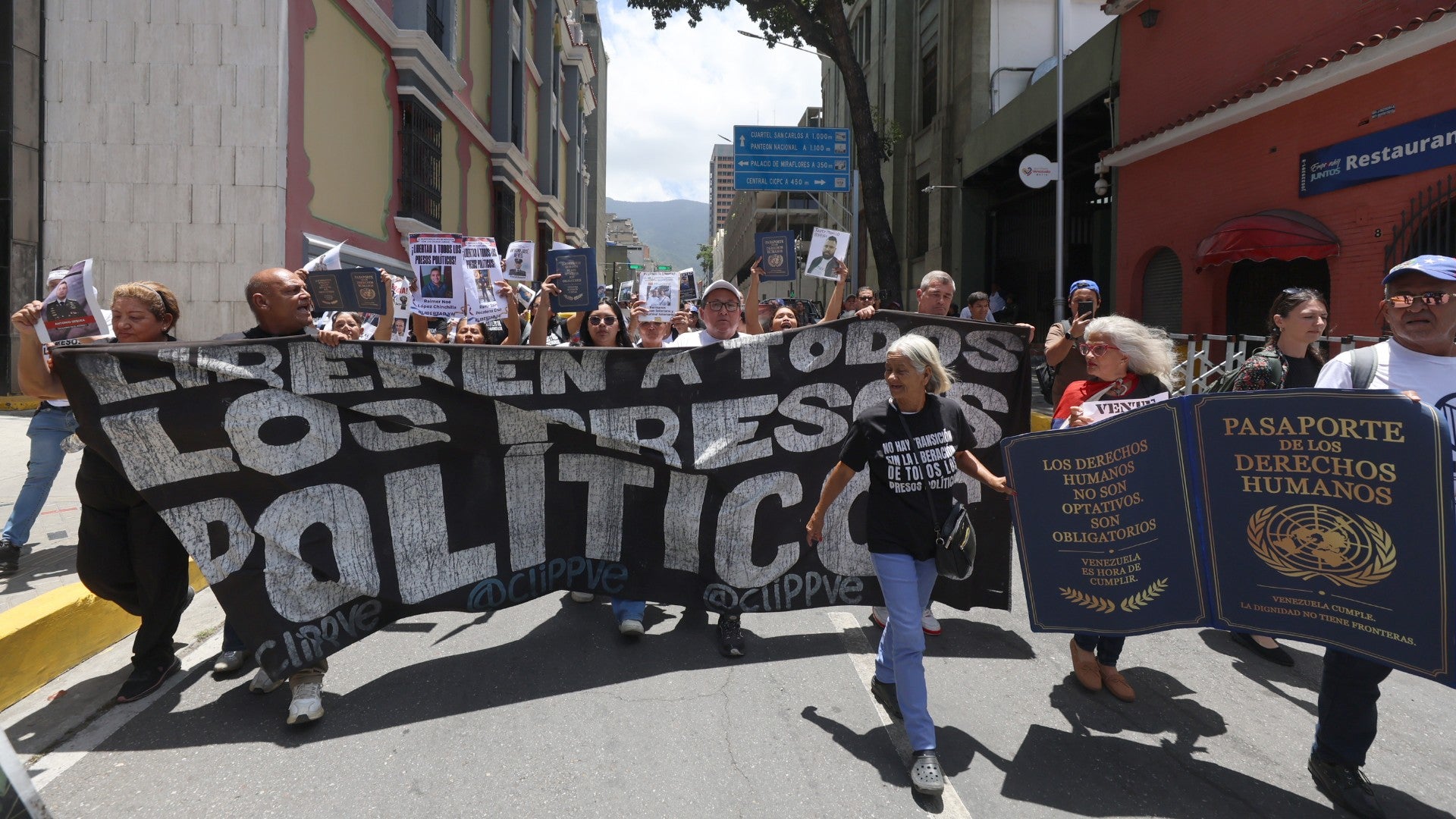 Activistas de derechos humanos y familiares de presos políticos marchan en Venezuela - Foto de referencia: EFE