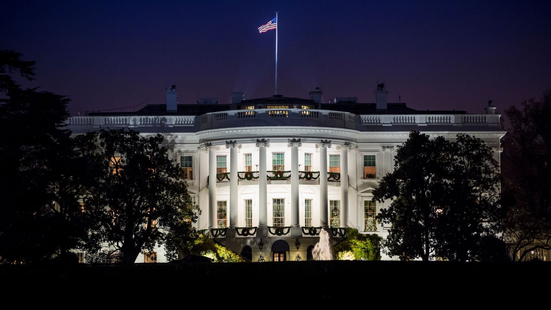 Casa Blanca de noche - Canva