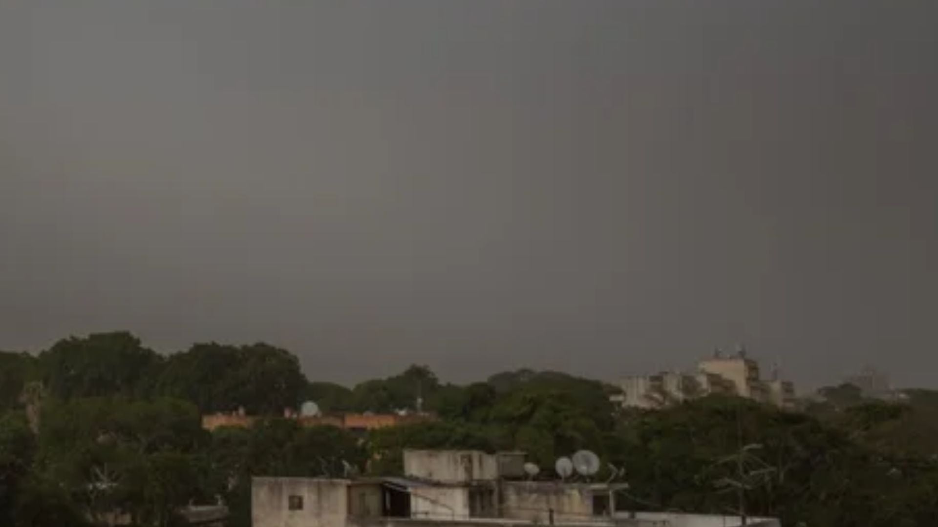 Partículas de polvo son vistas en Caracas (Venezuela), por una enorme nube de polvo del desierto del Sahara. - Foto de referencia: EFE