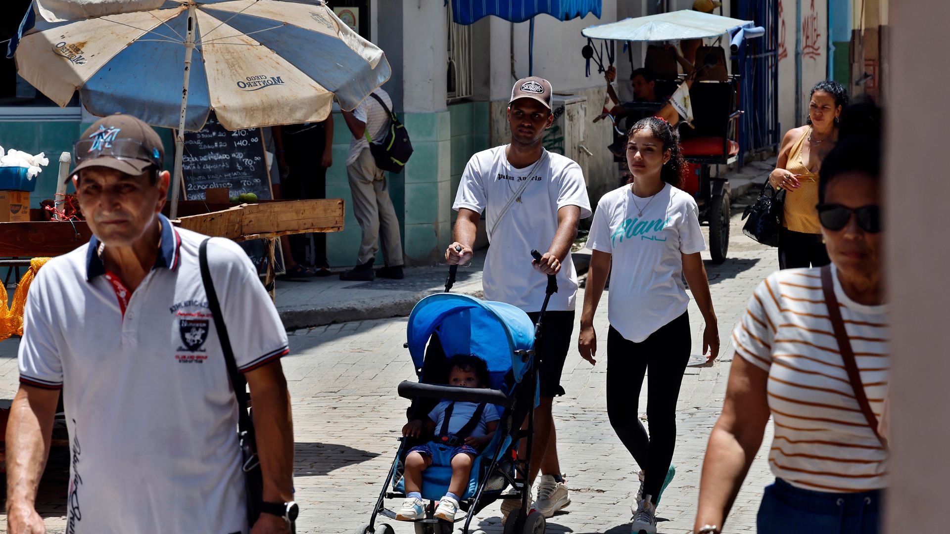 Padres con un bebé en La Habana. Cuba-Foto: EFE