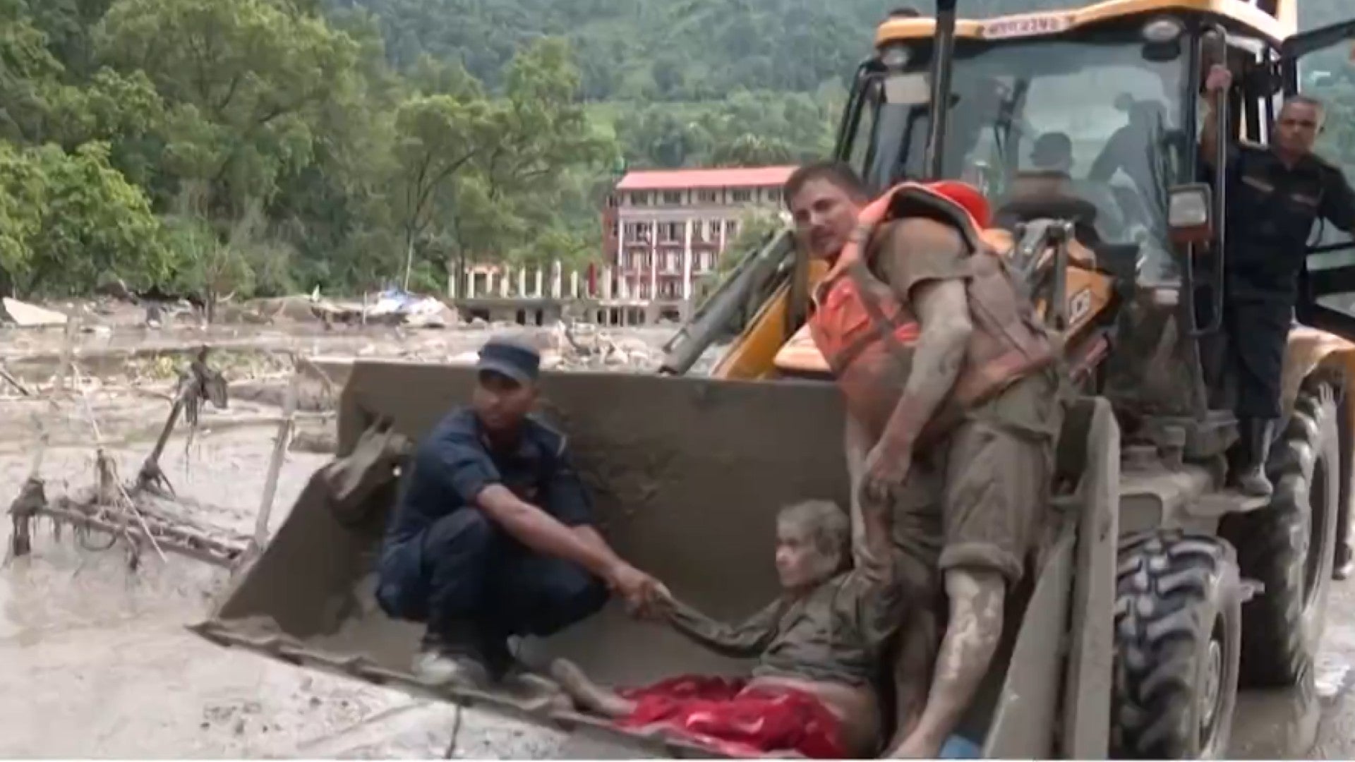 Rescatana una anciana en Nepal tras el deslizamiento / FOTO: Captura de pantalla