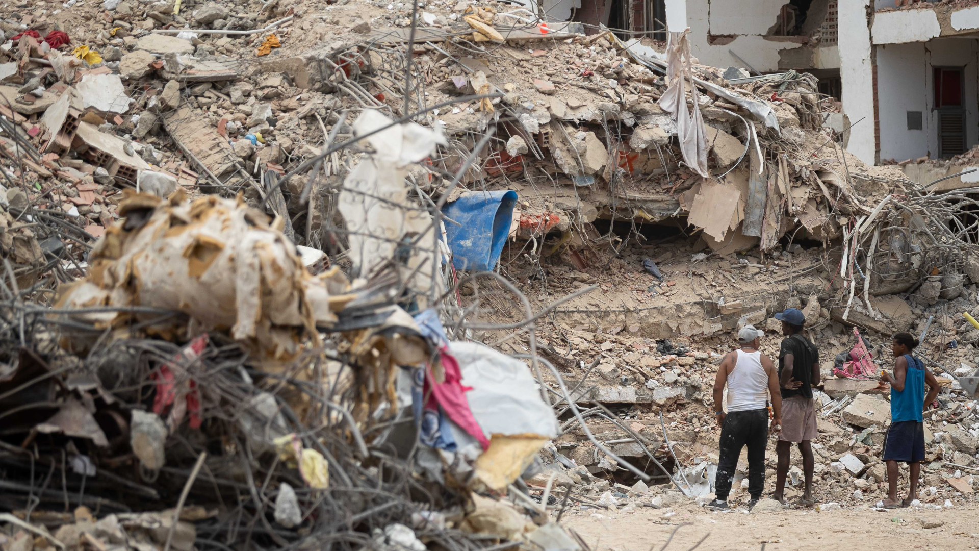 Personas remueven escombros de un edificio colapsado por los terremotos del 24 de junio, en La Guaira (Venezuela) - Foto de referencia: EFE