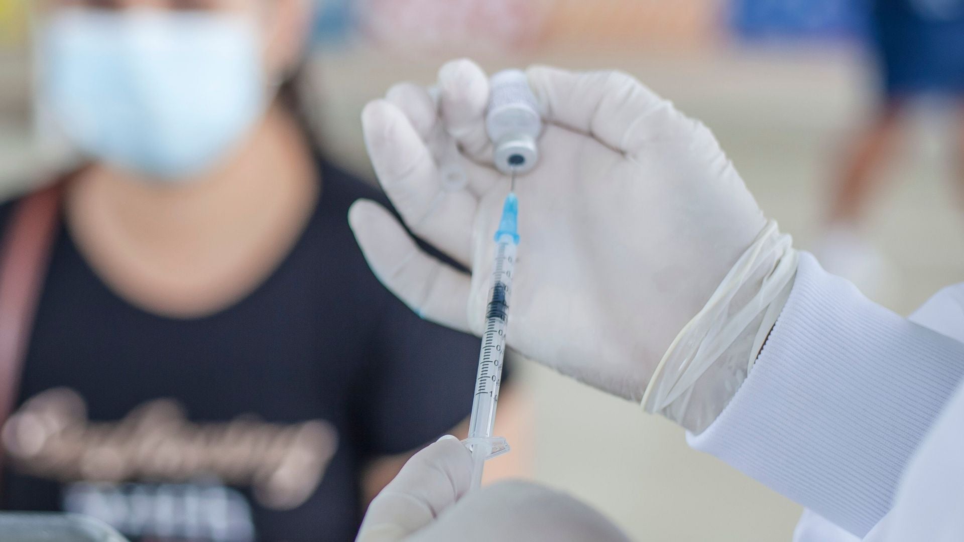 Trabajador de la salud prepara vacuna para una paciente - Foto de referencia: Pexels