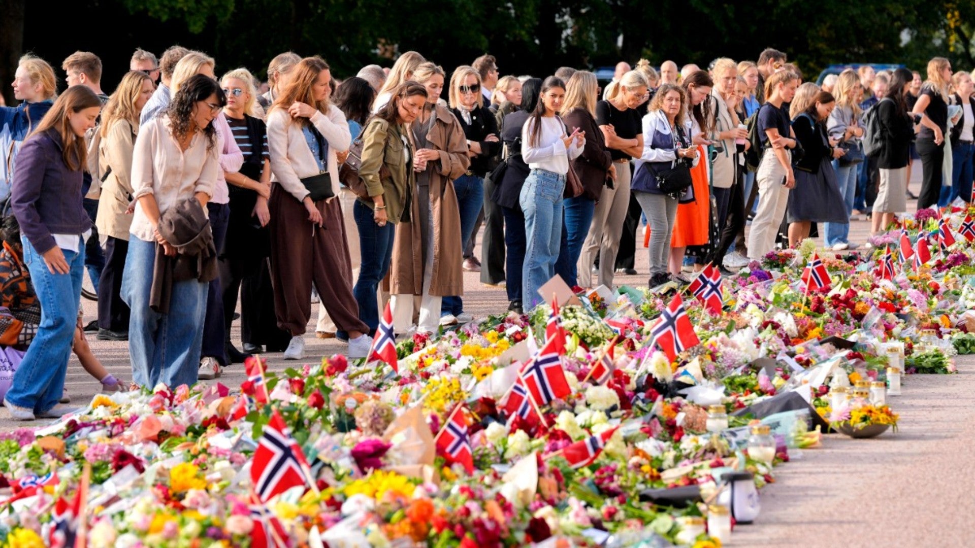 Noruegos rinden homenaje al Rey Harald V. (AFP)
