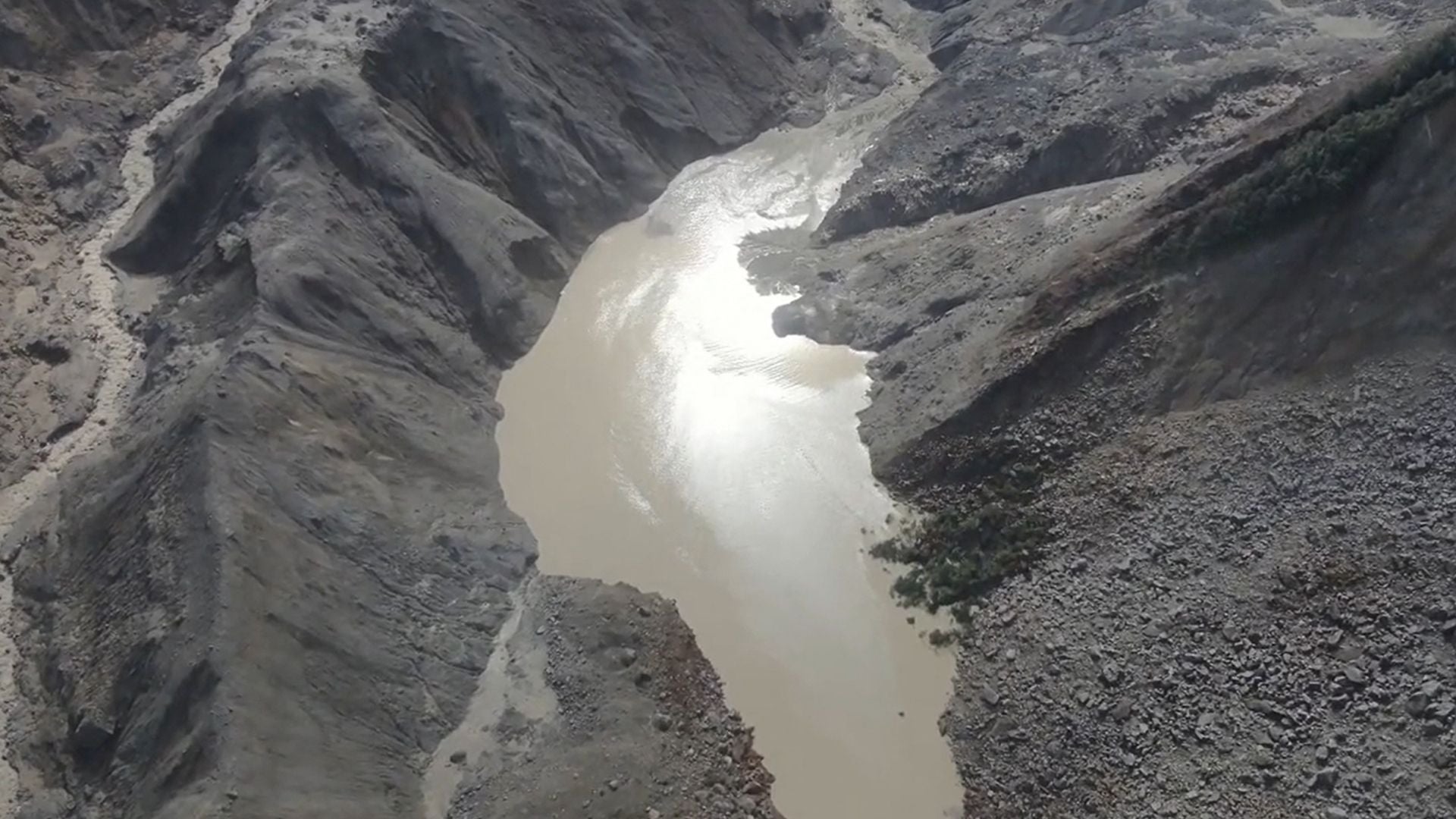 Nepal y China detuvieron las tareas de rescate por el peligro de un desastre mayor en la frontera - AFP