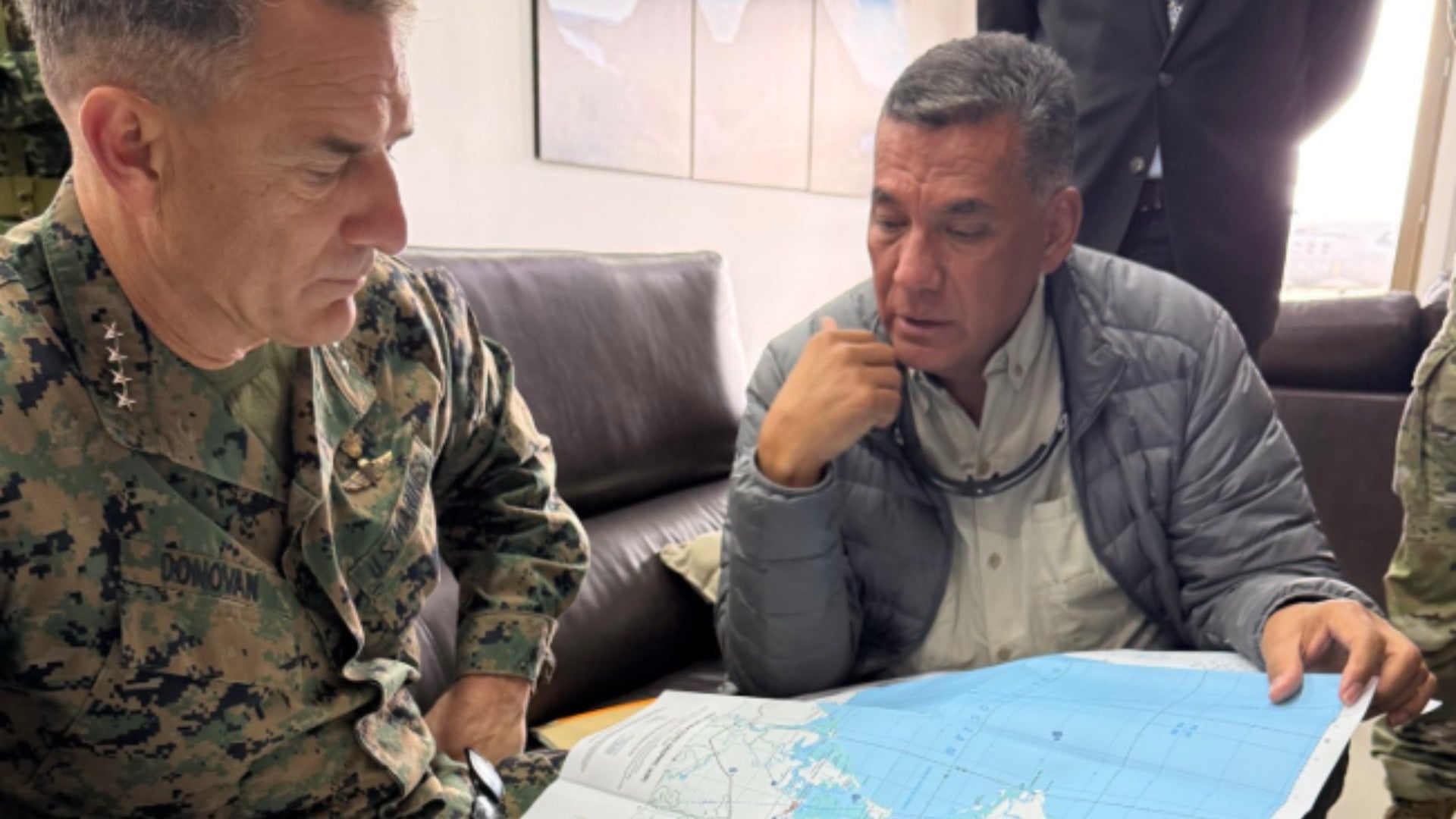 El general Francis L. Donovan y el ministro de Defensa colombiano, Jorge Mora. (X Comando Sur)