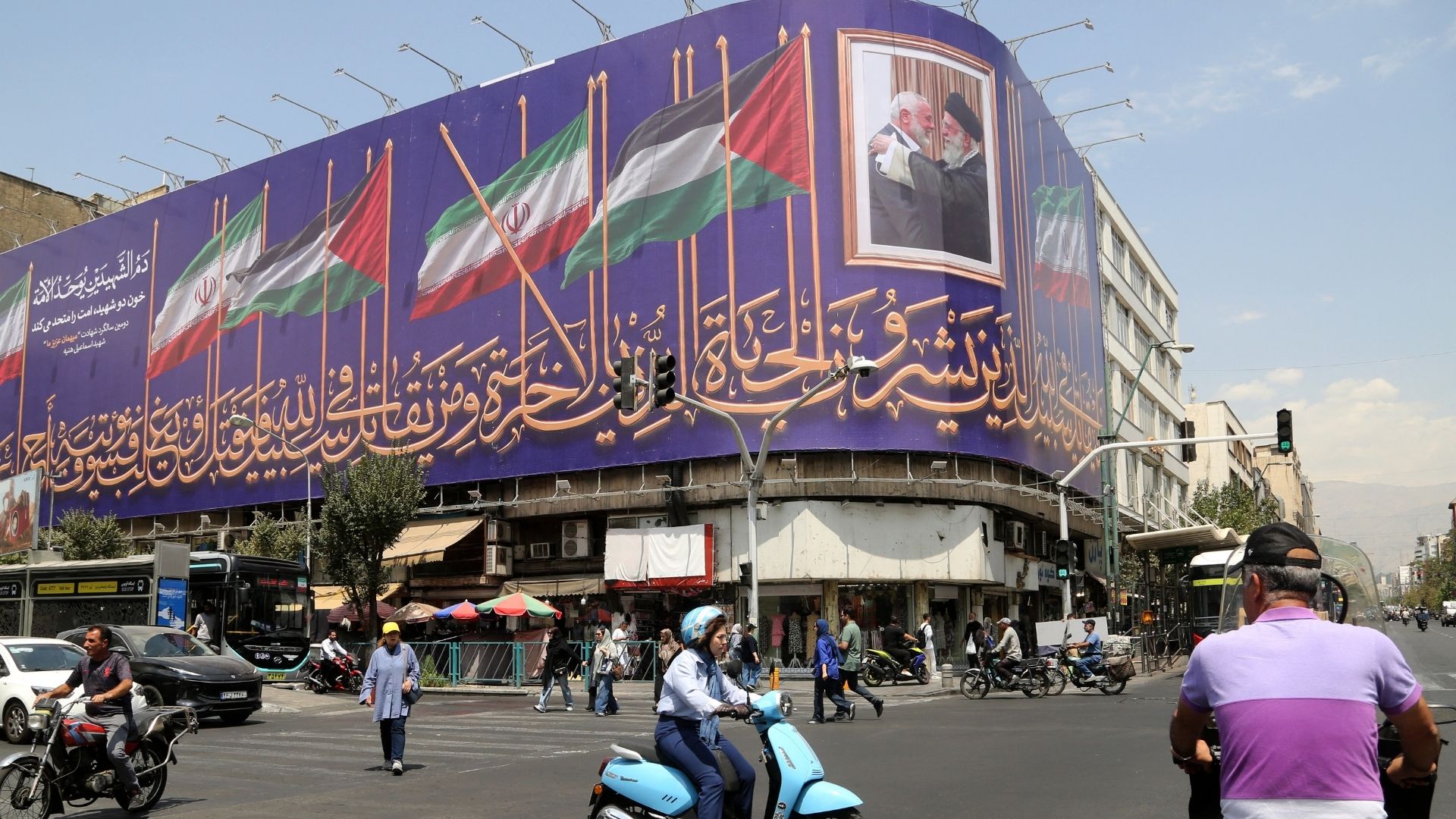 Unas personas caminan frente a una pancarta de propaganda del régimen de Irán en Teherán-Foto: AFP