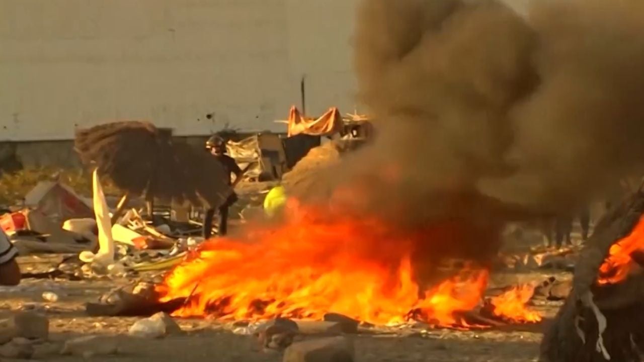 Vecinos de Ceuta prenden fuego a campamento ilegal - Foto: captura video