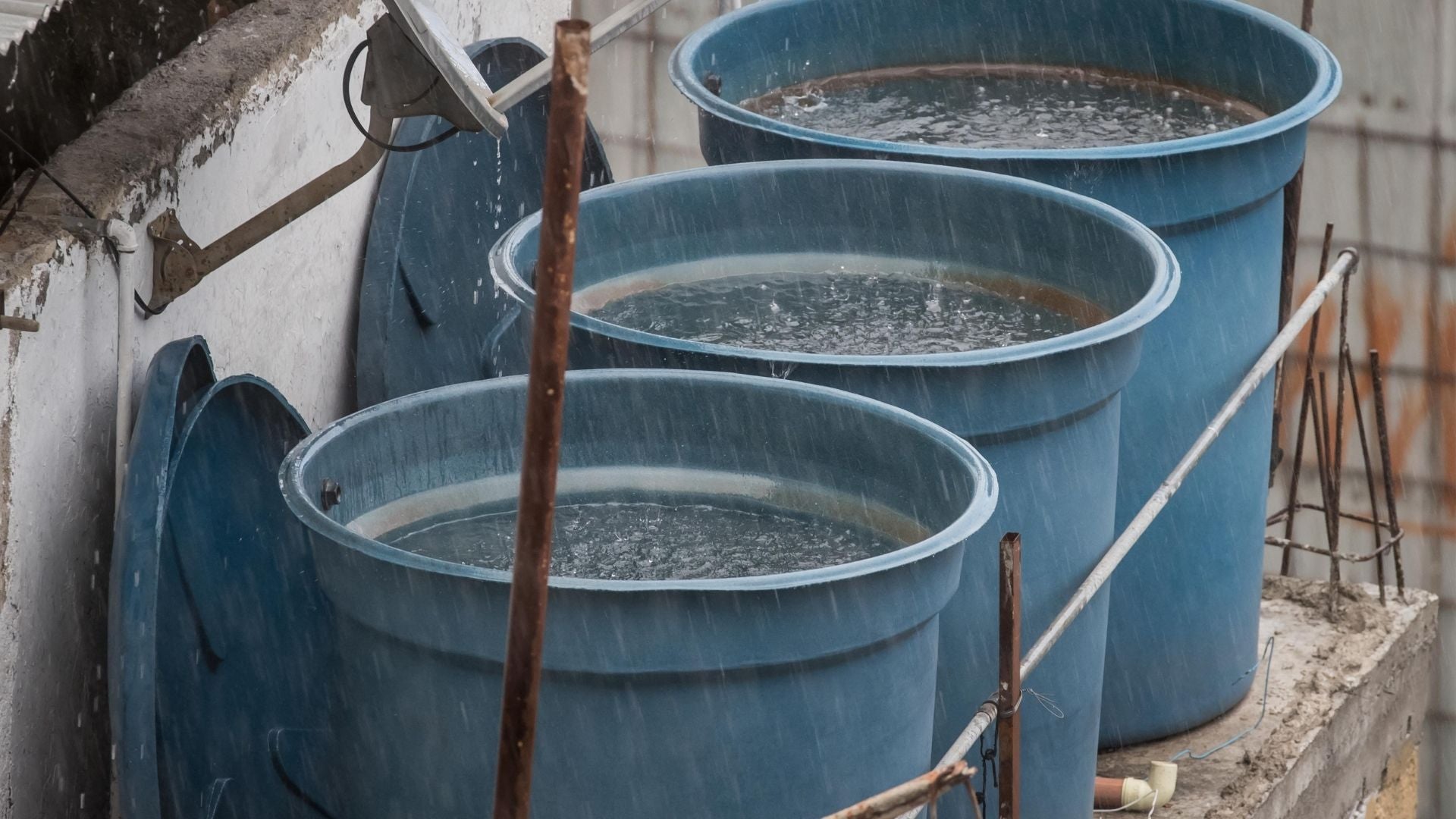 Vista de unos contenedores (tanques) llenos de agua por las lluvias, en Caracas (Venezuela) - Foto de referencia: EFE