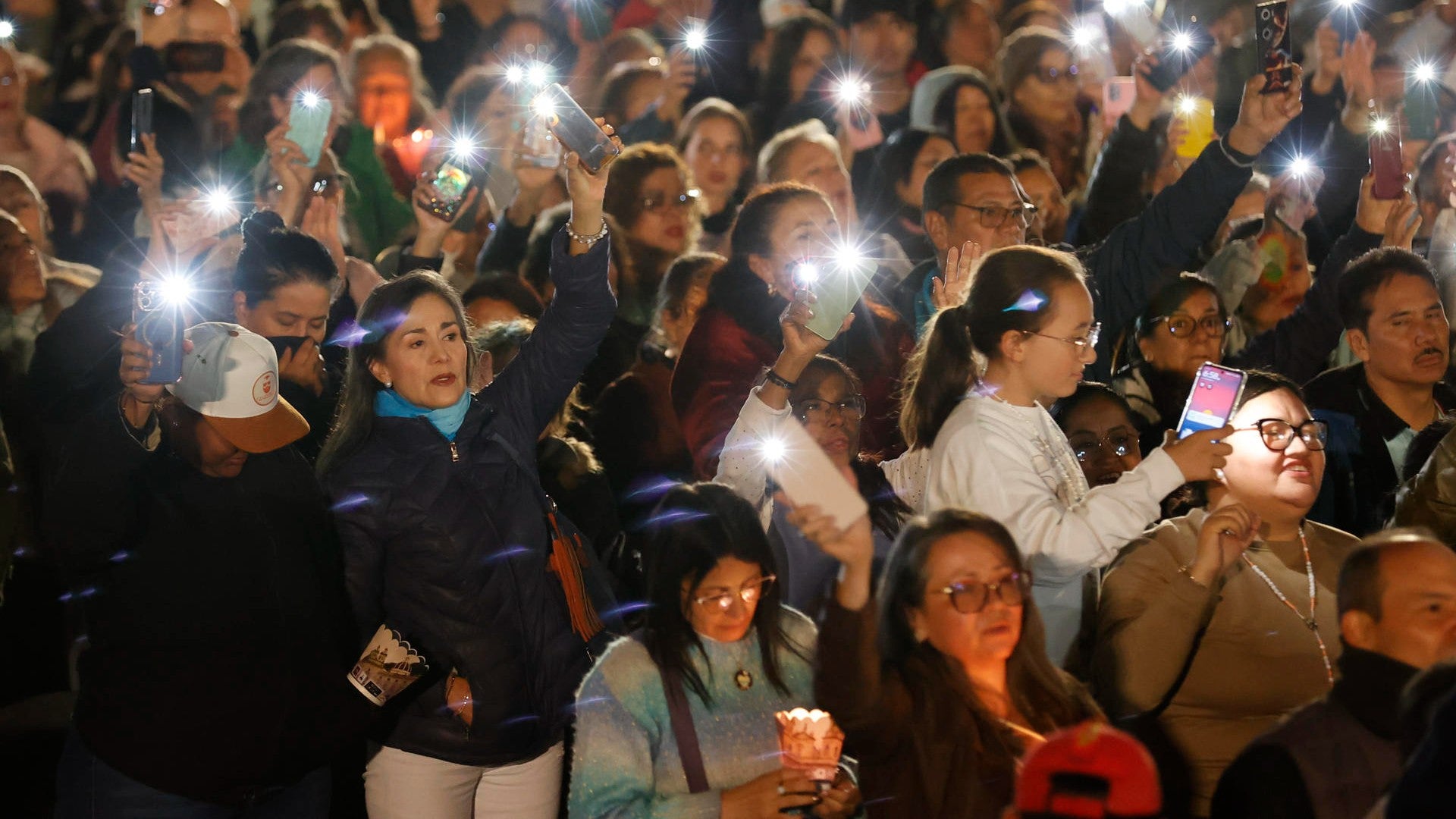 El presidente Abelardo de la Espriella encabezó una velatón nacional en la Plaza de Bolívar de Bogotá para honrar la memoria de las 361 personas fallecidas en el terremoto de magnitud 7,4 que sacudió al país el pasado 10 de agosto.
