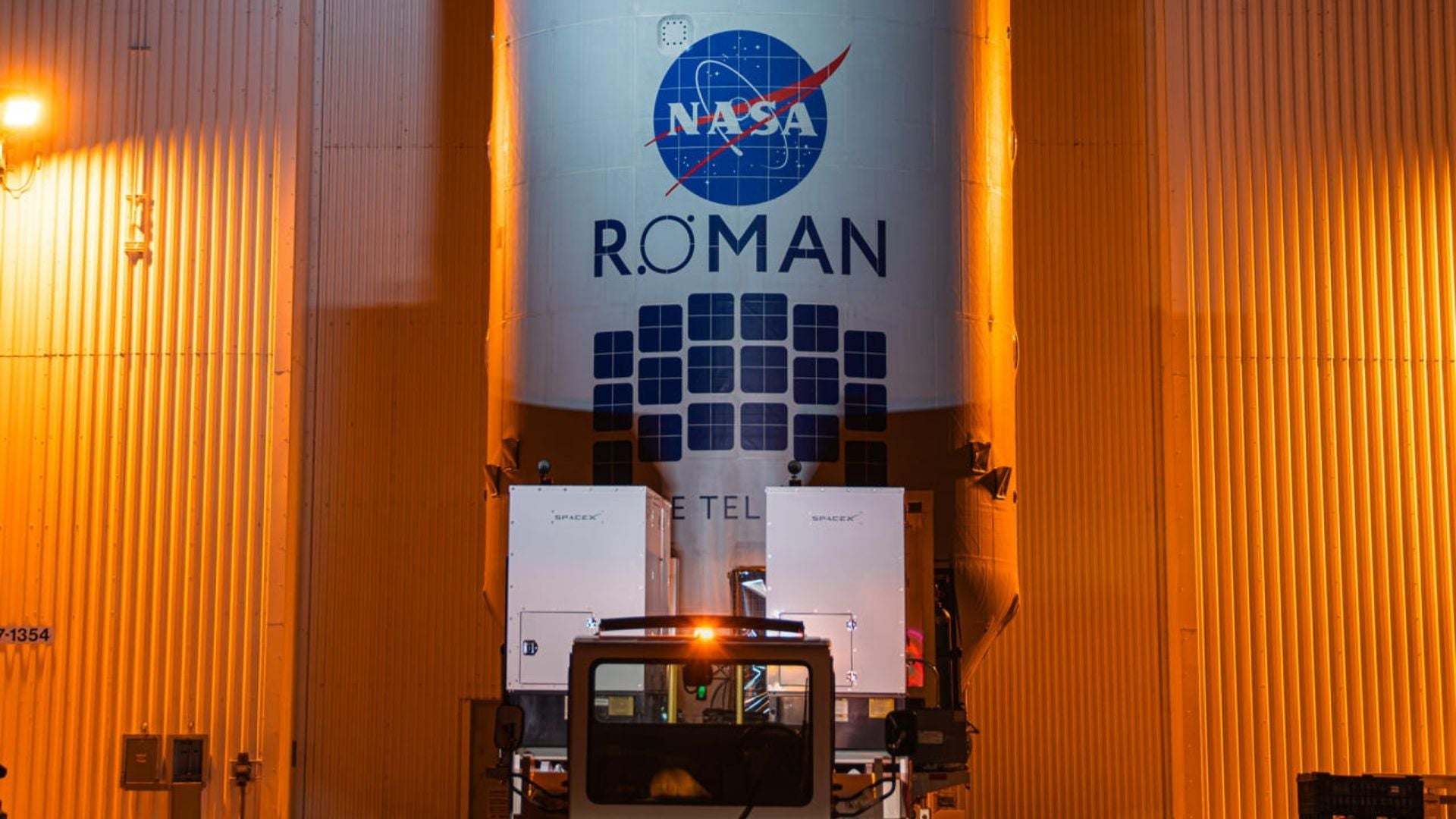 Equipo de trabajadores encapsulando el Telescopio Espacial Nancy Grace Roman - Foto: EFE