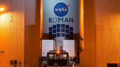 Equipo de trabajadores encapsulando el Telescopio Espacial Nancy Grace Roman - Foto: EFE