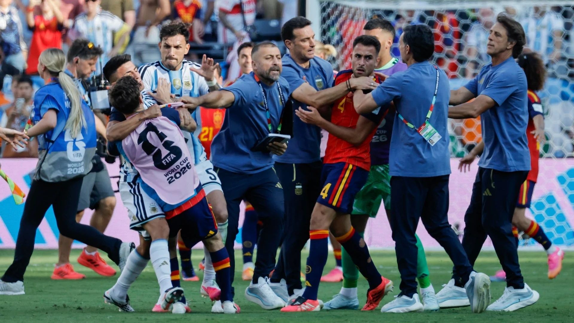Enfrentamiento entre jugadores de Argentina y España durante la final de la Copa del Mundo 2026 - Foto: EFE