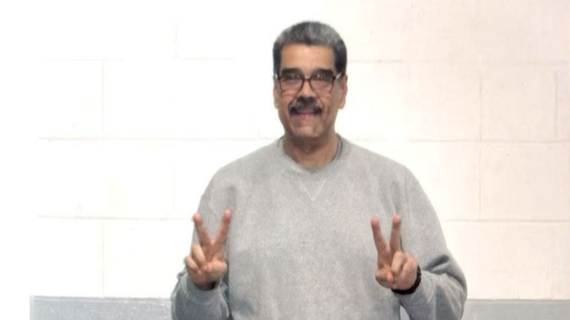 Cuenta de Maduro en redes sociales publica supuesta foto suya en prisión