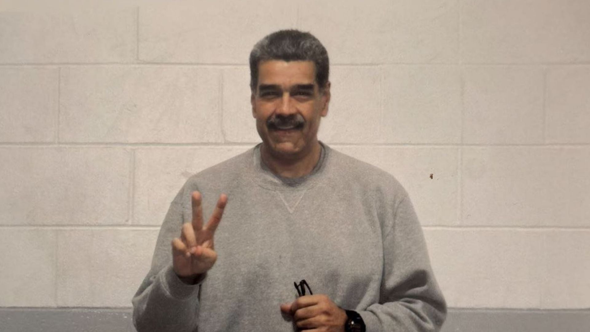 Cuenta de Maduro en redes sociales publica supuesta foto suya en prisión