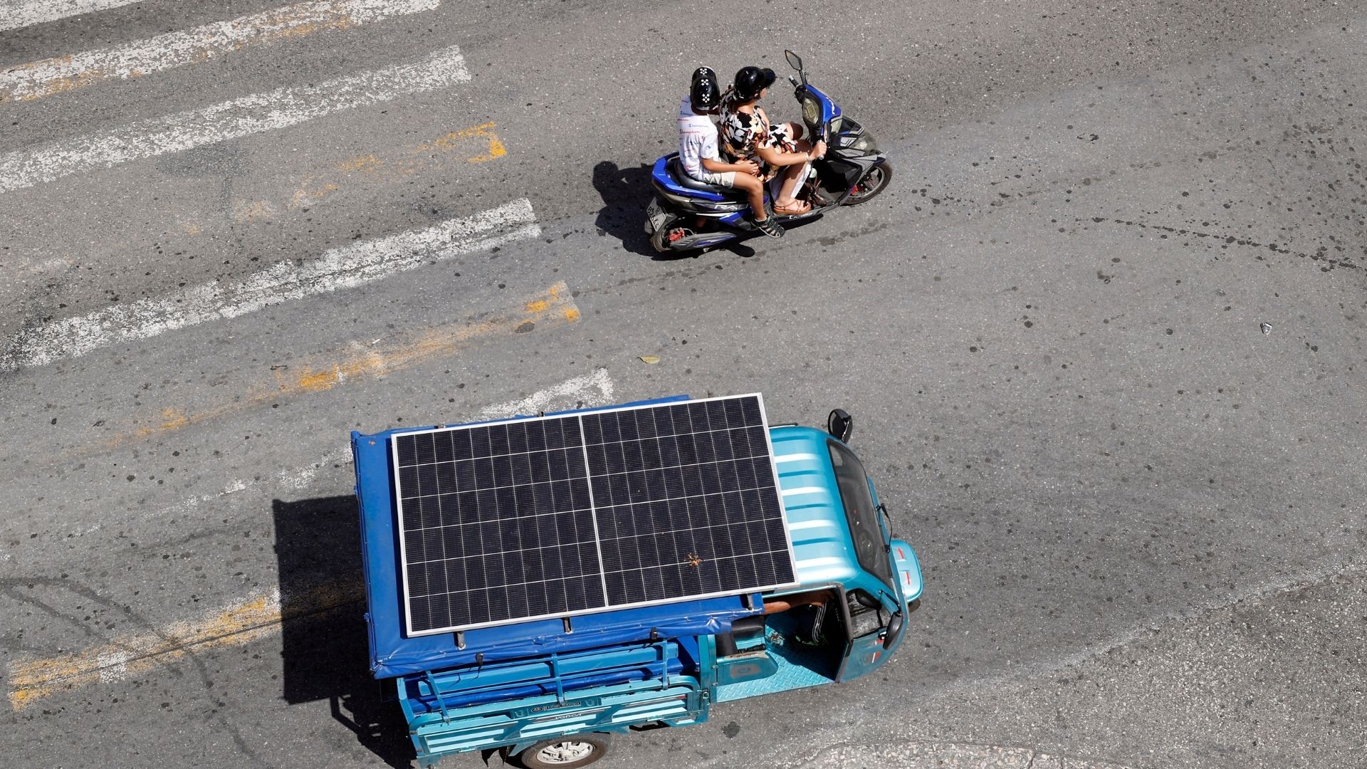 Fotografía de un bicitaxi transitando este martes con un panel solar en La Habana-Foto: EFE