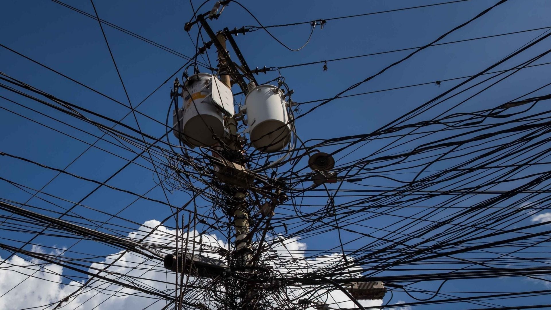 Fotografía de antenas y cableado eléctrico en una zona popular de Venezuela - EFE
