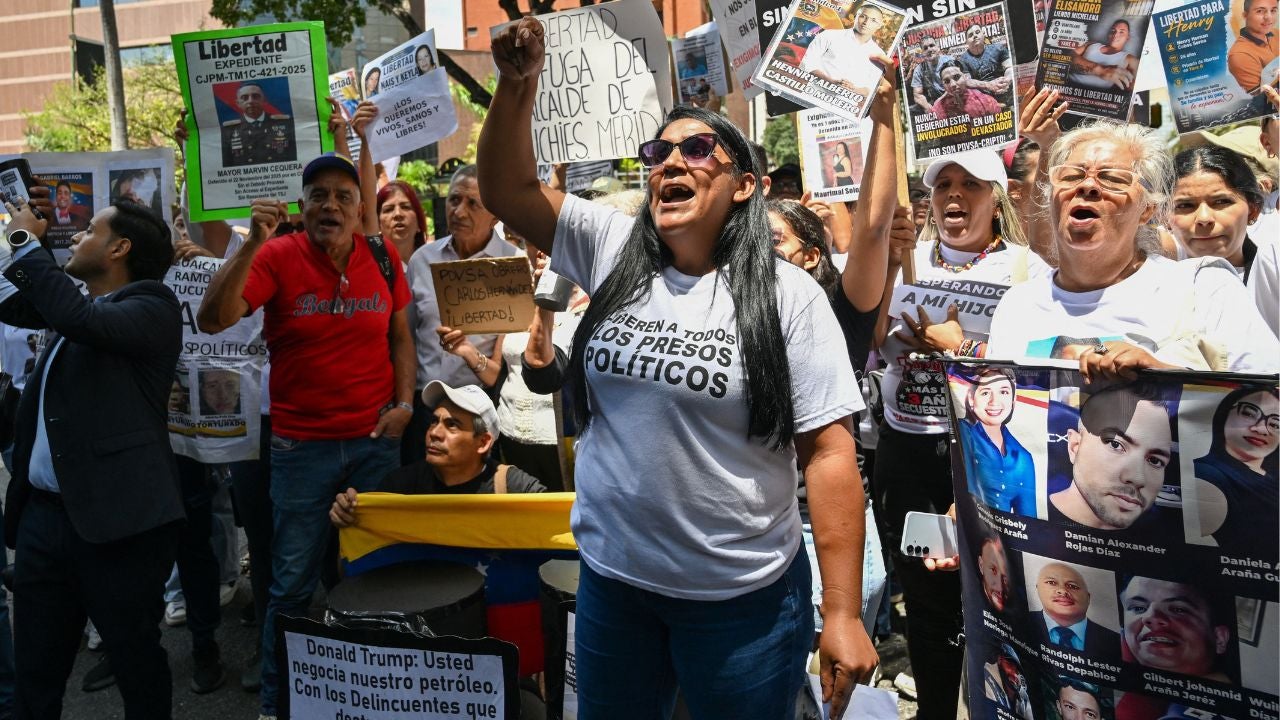 Familiares de presos políticos rechazan acuerdo petrolero - Foto: EFE
