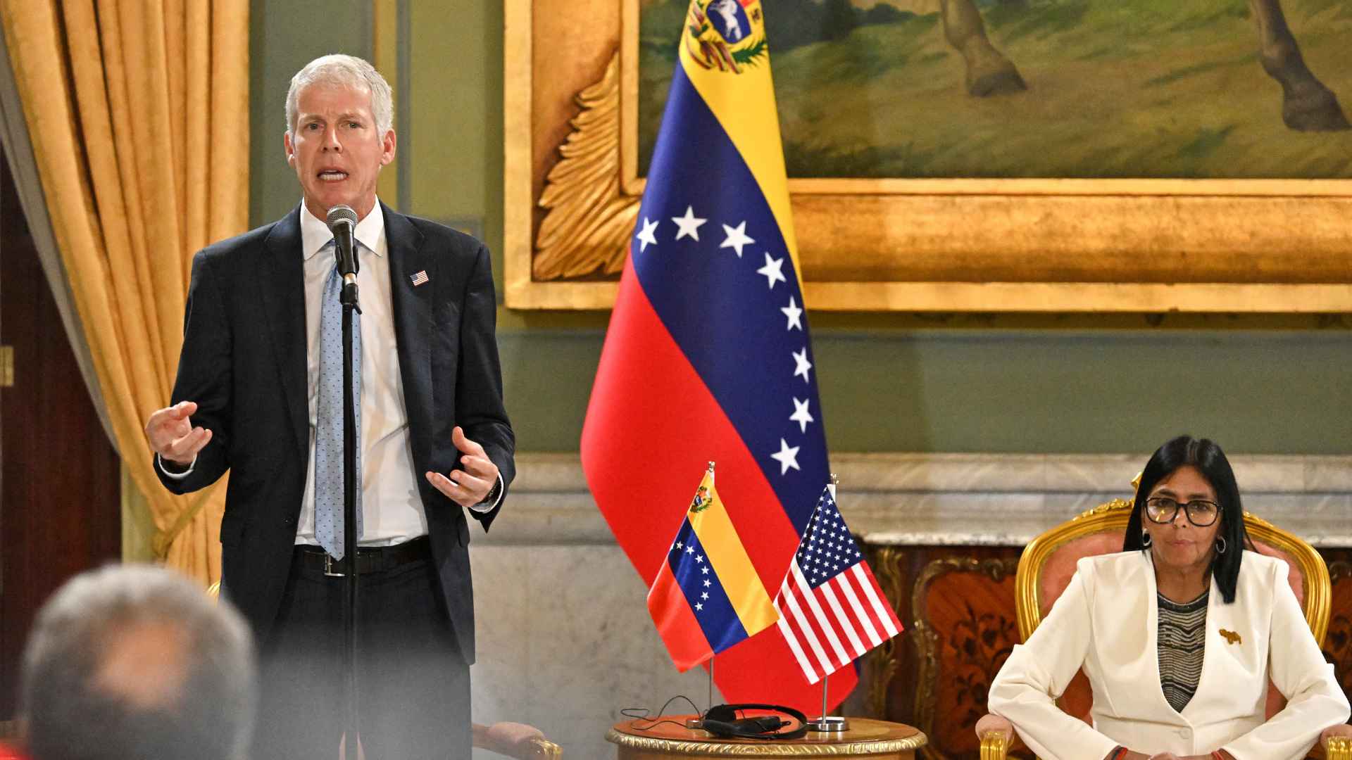 Chris Wright y Delcy Rodríguez - Foto AFP