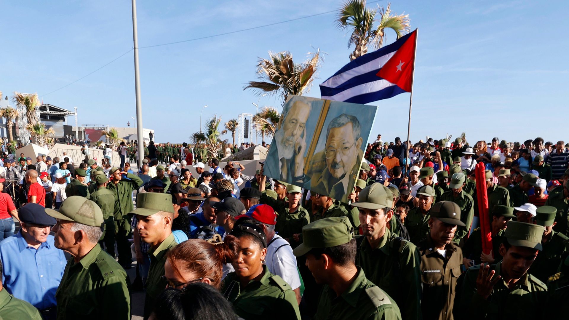 Personas asisten a un evento en apoyo al dictador de Cuba Raúl Castro-Foto: EFE