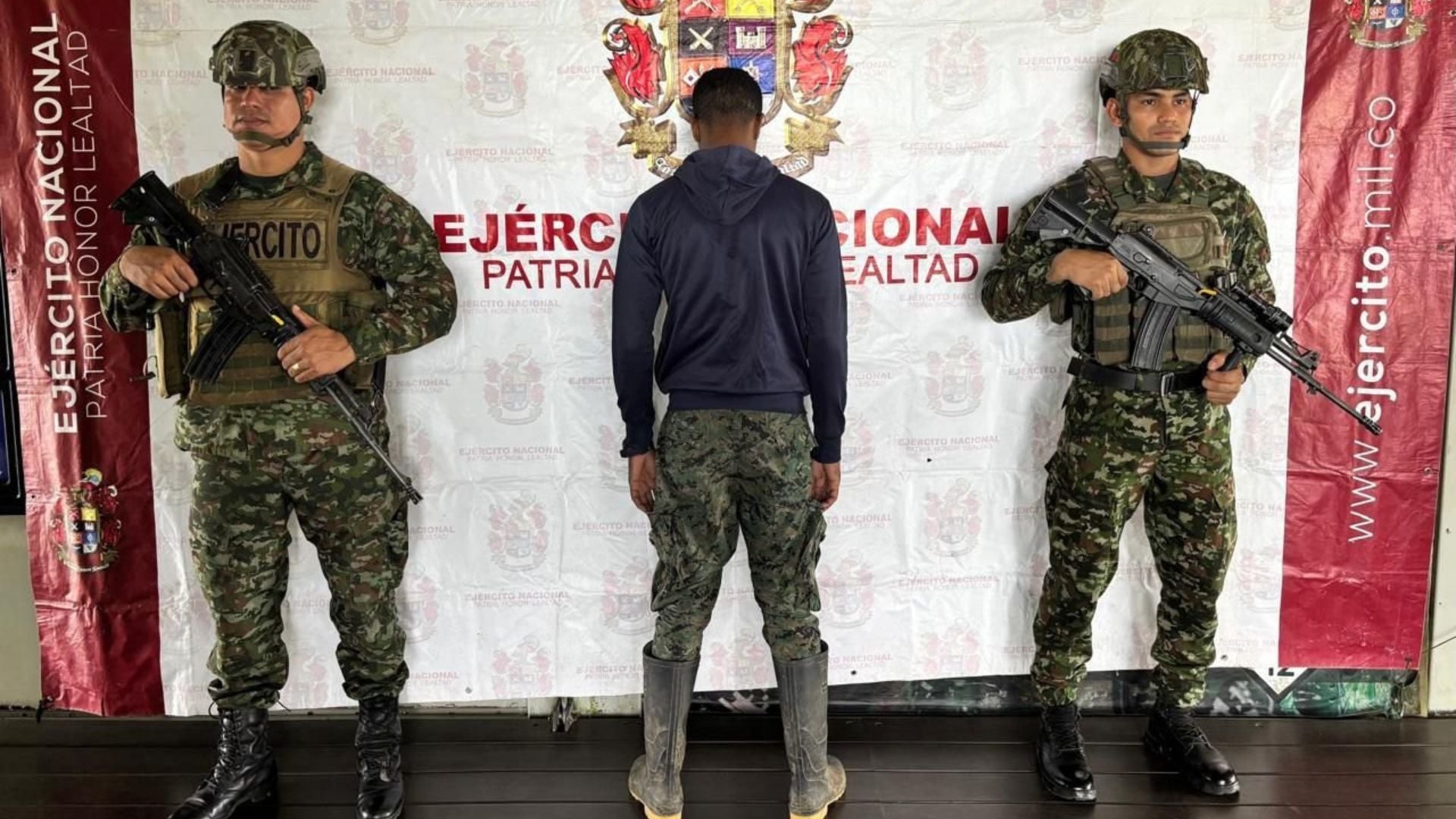 Integrante del Clan del Golfo se somete a la justicia - Foto Fuerzas Militares de Colombia - X