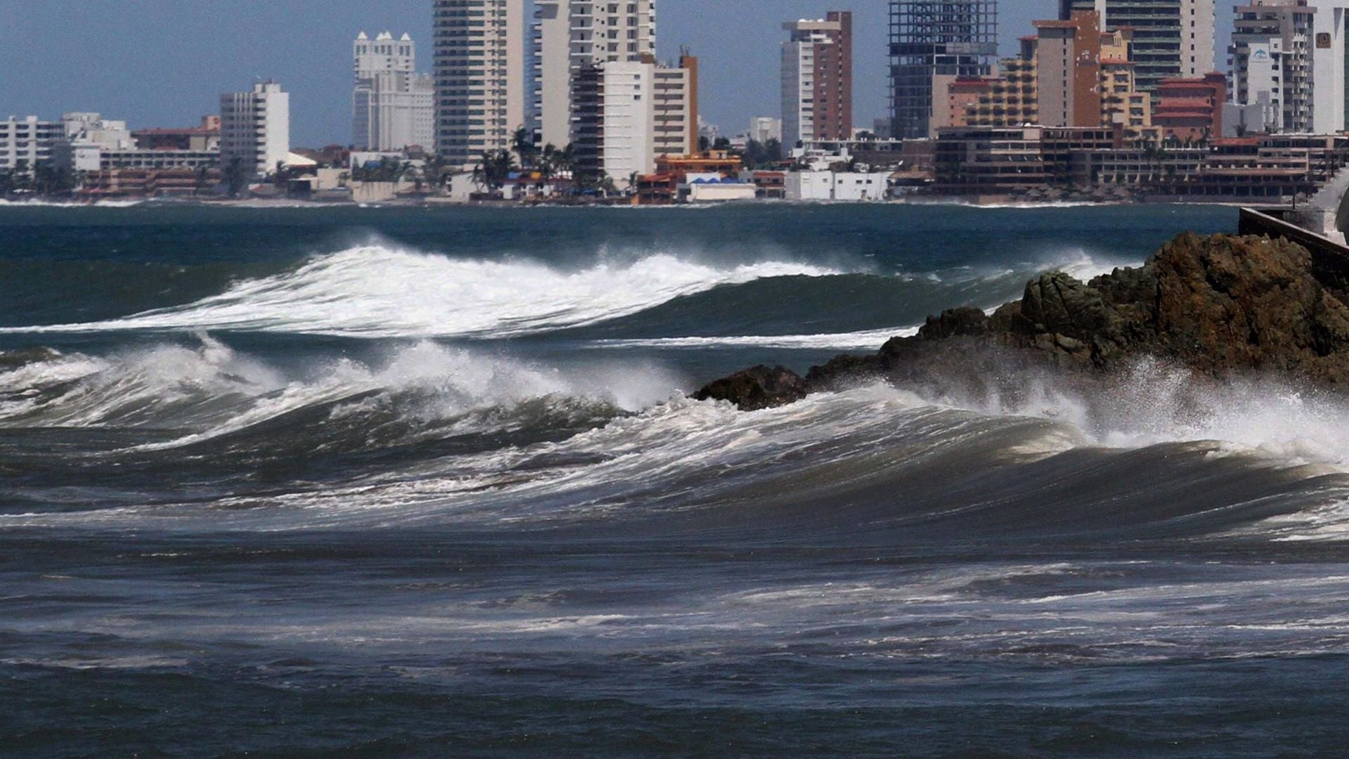 Fuerte oleaje en Mazatlán, México - Foto: EFE