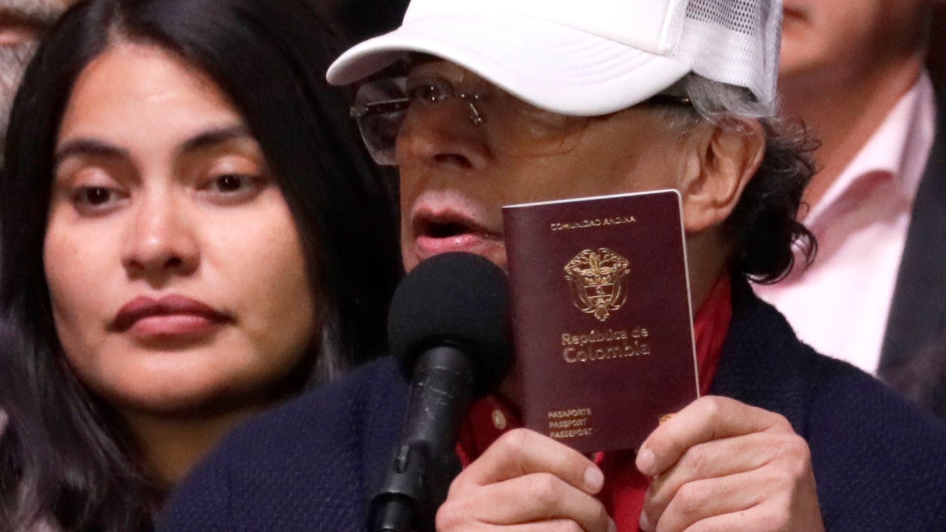 Gustavo Petro presenta nuevo pasaporte en Colombia - Foto: EFE