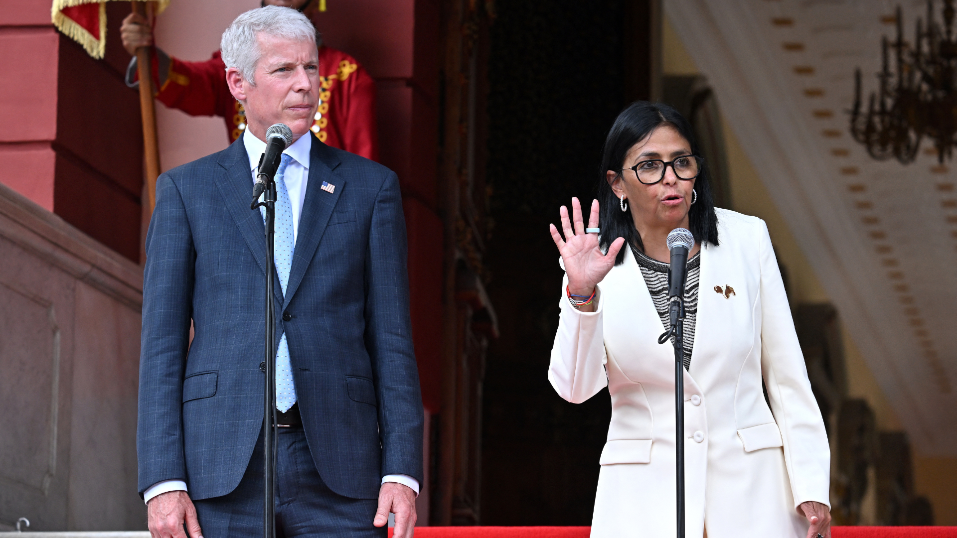 El secretario de Energía de Estados Unidos, Chris Wright, y la encargada del régimen de Venezuela, Delcy Rodríguez - AFP