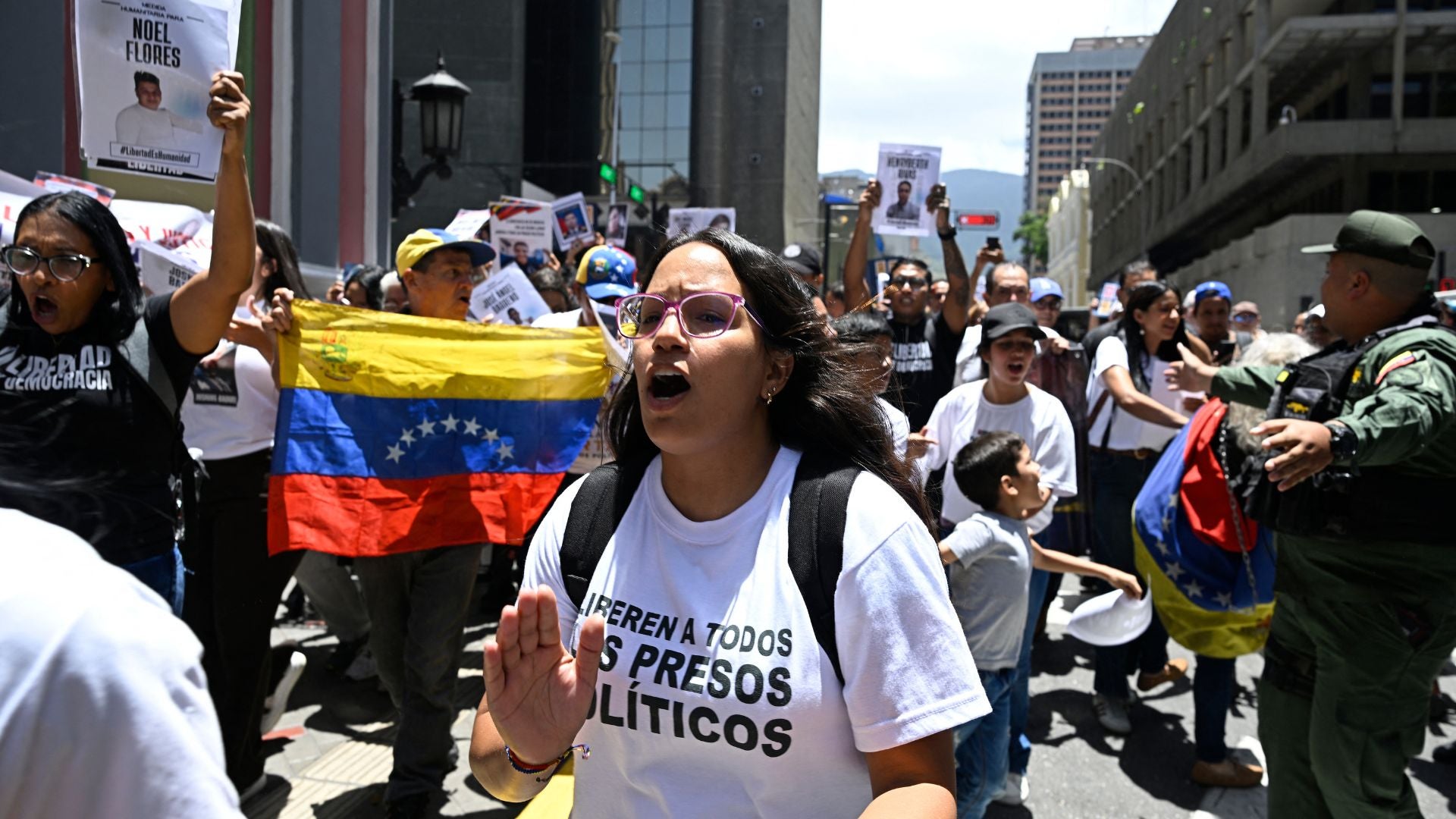 Familiares de presos políticos denuncian traslados arbitrarios a otros centros de detención sin aviso - Foto: AFP