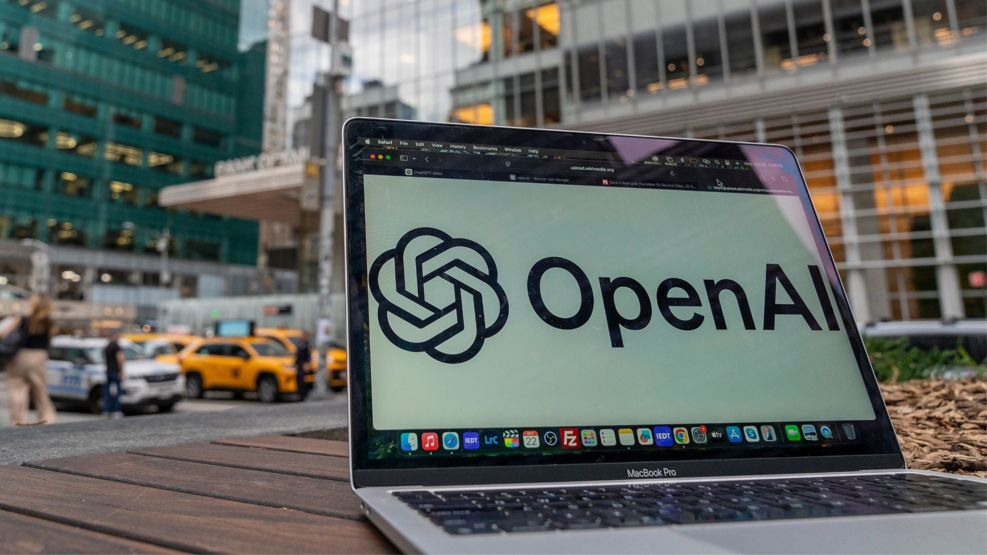 Fotografía de un computador con el logo de OpenAI-Foto: EFE