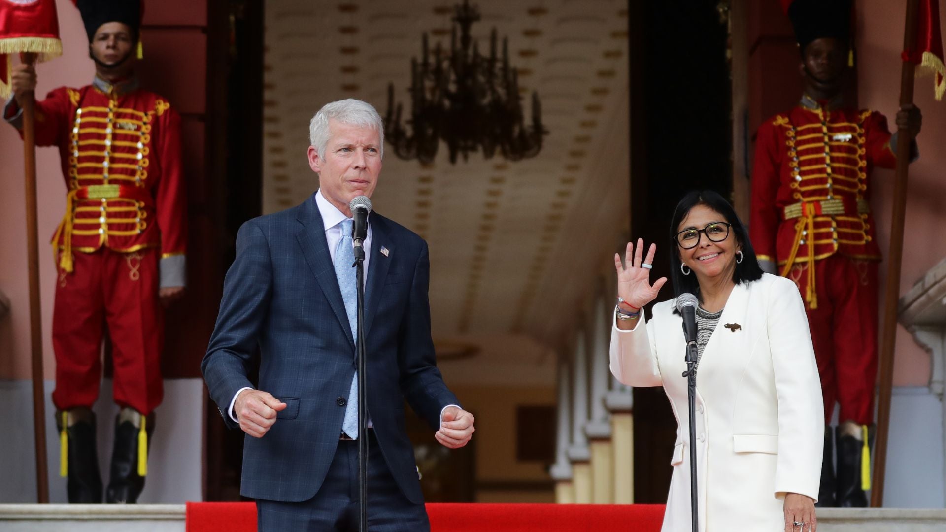 La encargada del régimen de Venezuela, Delcy Rodríguez, saluda junto al secretario de Energía de Estados Unidos, Chris Wright-Foto: EFE