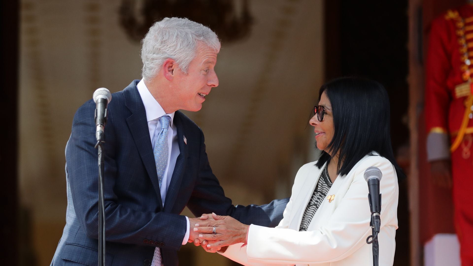 Delcy Rodríguez, estrecha la mano del secretario de Energía de Estados Unidos, Chris Wright-Foto: EFE