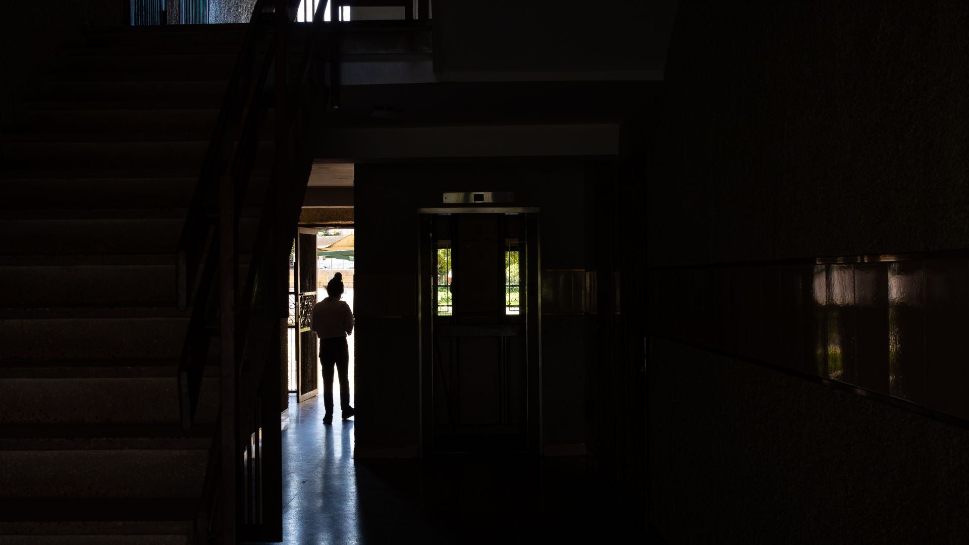 Una persona camina dentro de un edificio sin electricidad (Venezuela) - Foto de referencia: EFE