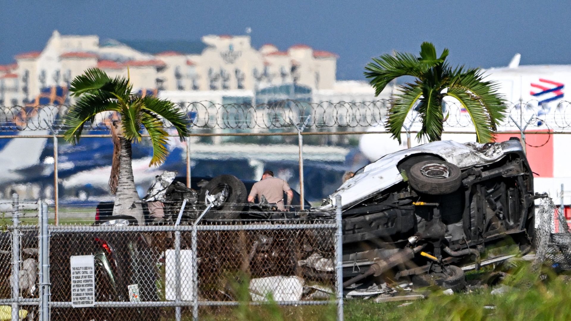 Los impactantes videos del avión de carga que se salió de pista en el aeropuerto de Miami y arrolló varios vehículos