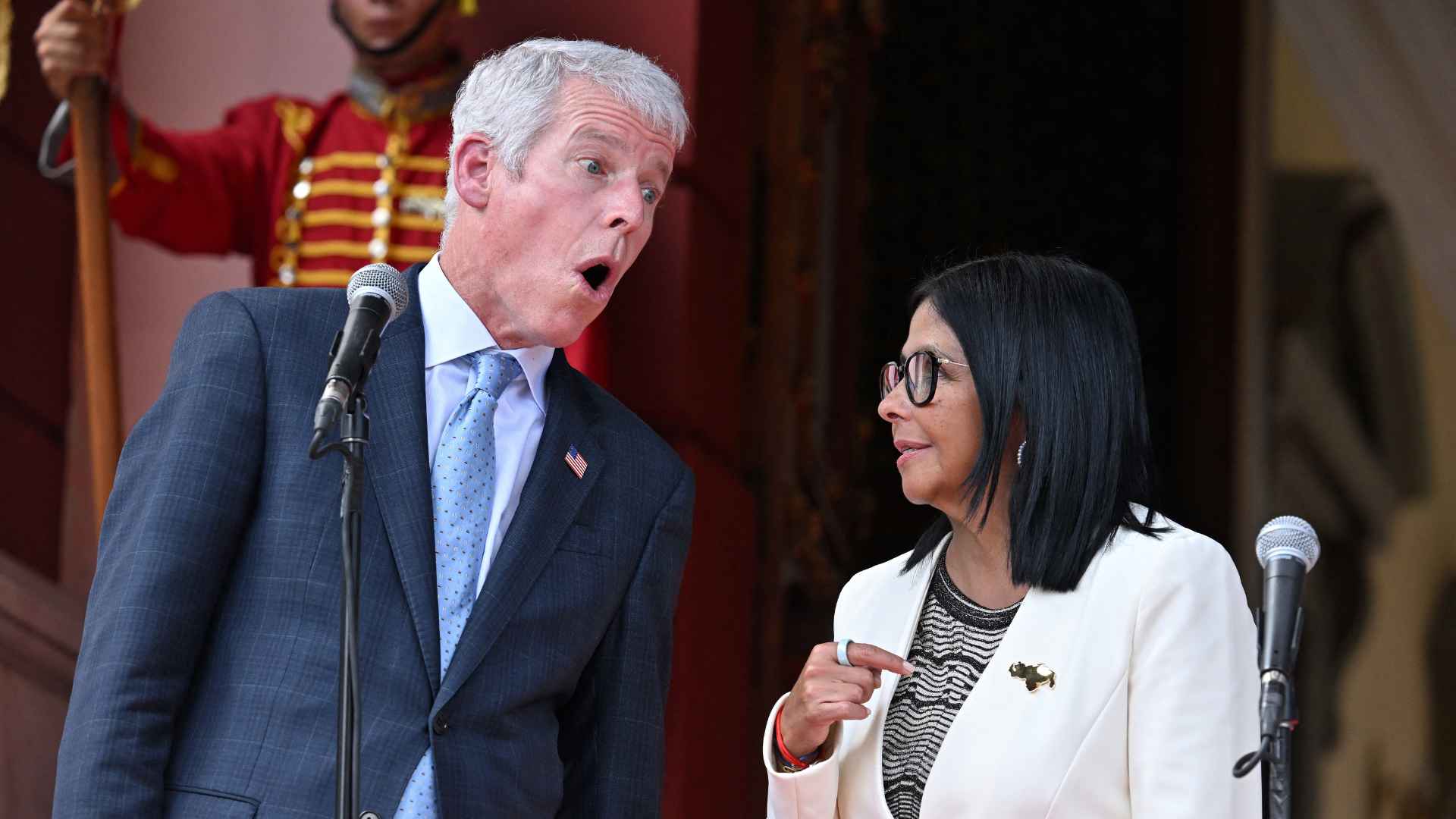 Chris Wright y Delcy Rodríguez - Foto AFP