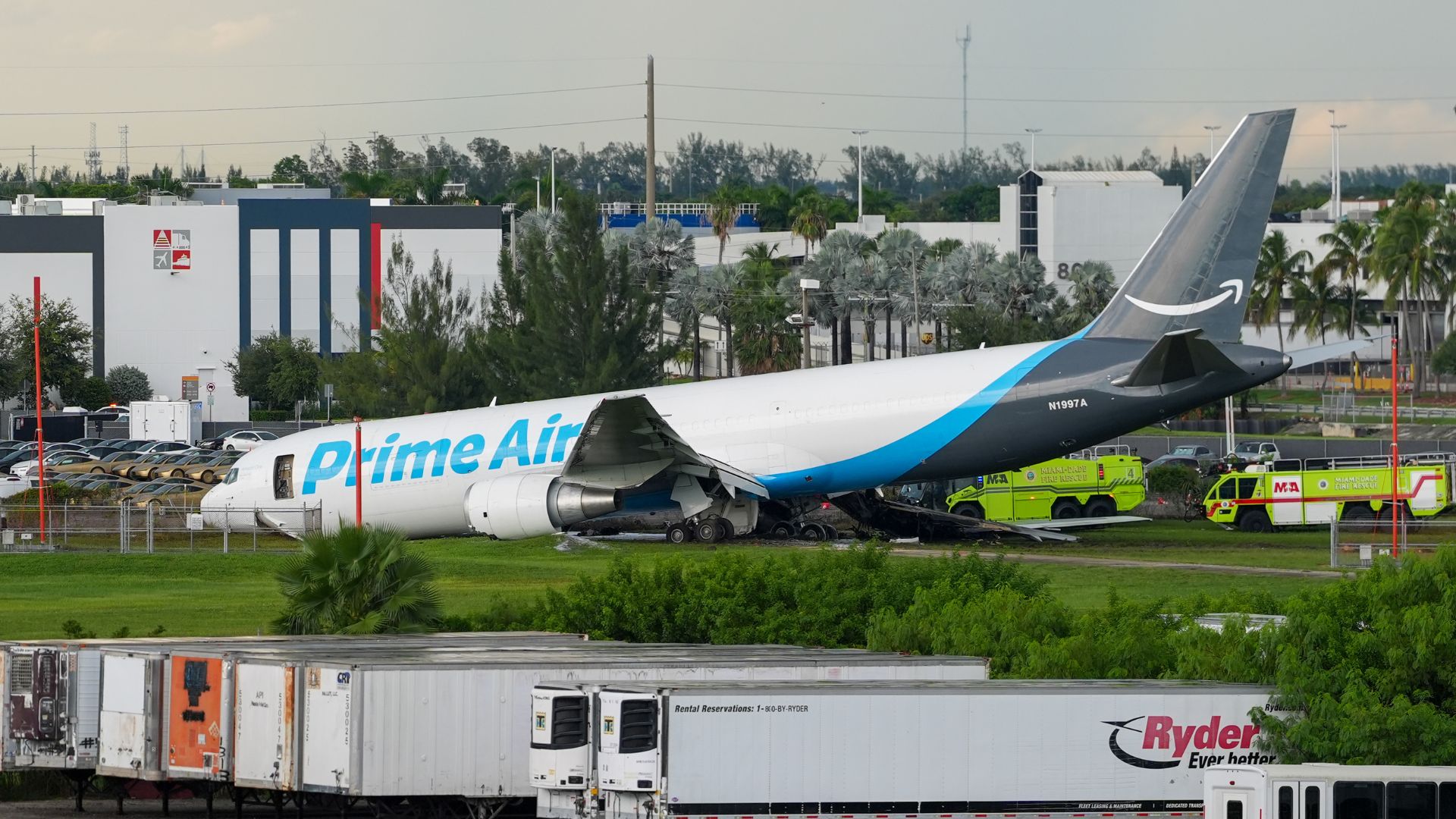 Avión de carga con el logotipo de Amazon se estrelló al salirse de la pista-Foto: EFE